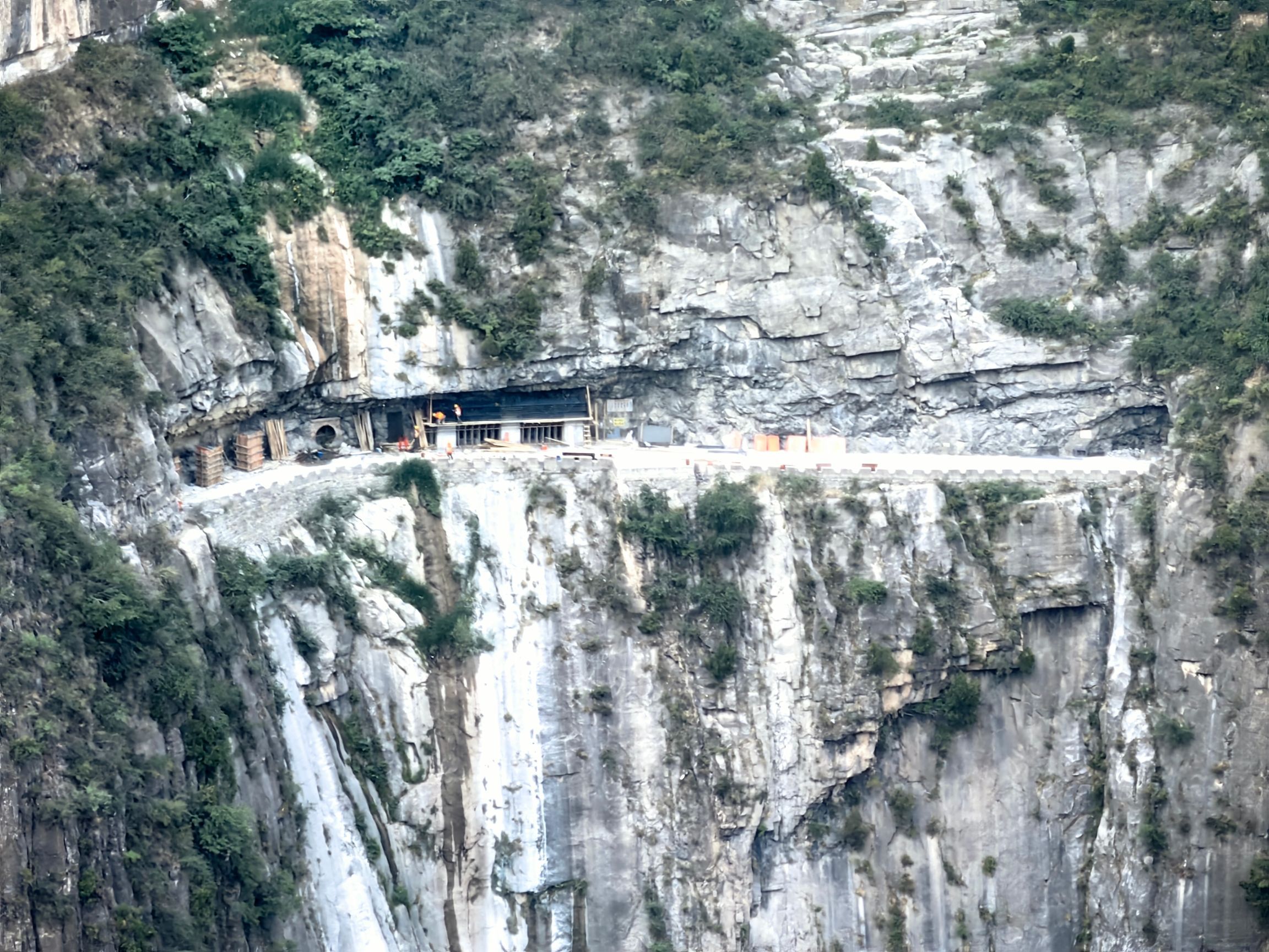 神龙湾挂壁公路观景台旅行图片 1
