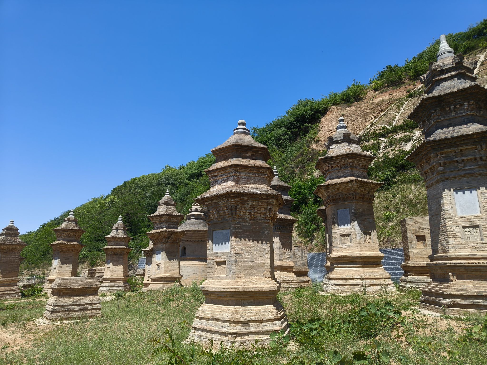 栖岩寺塔群实景照片