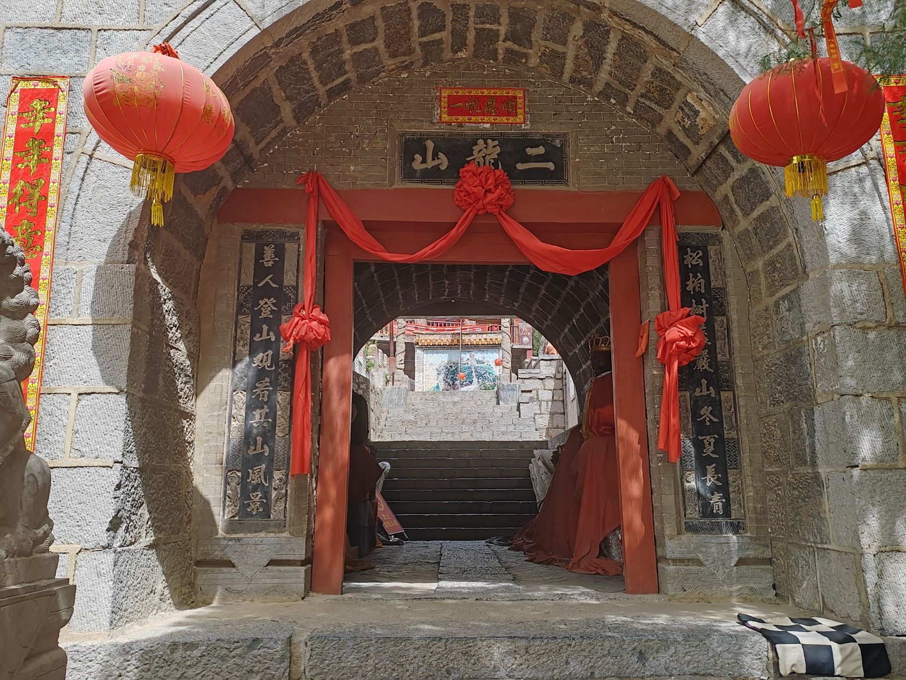 二龙山庙实景照片