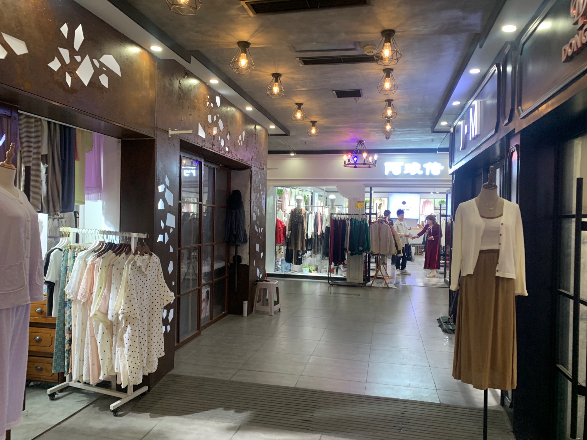 南方服装城(龙门大道辅路店)