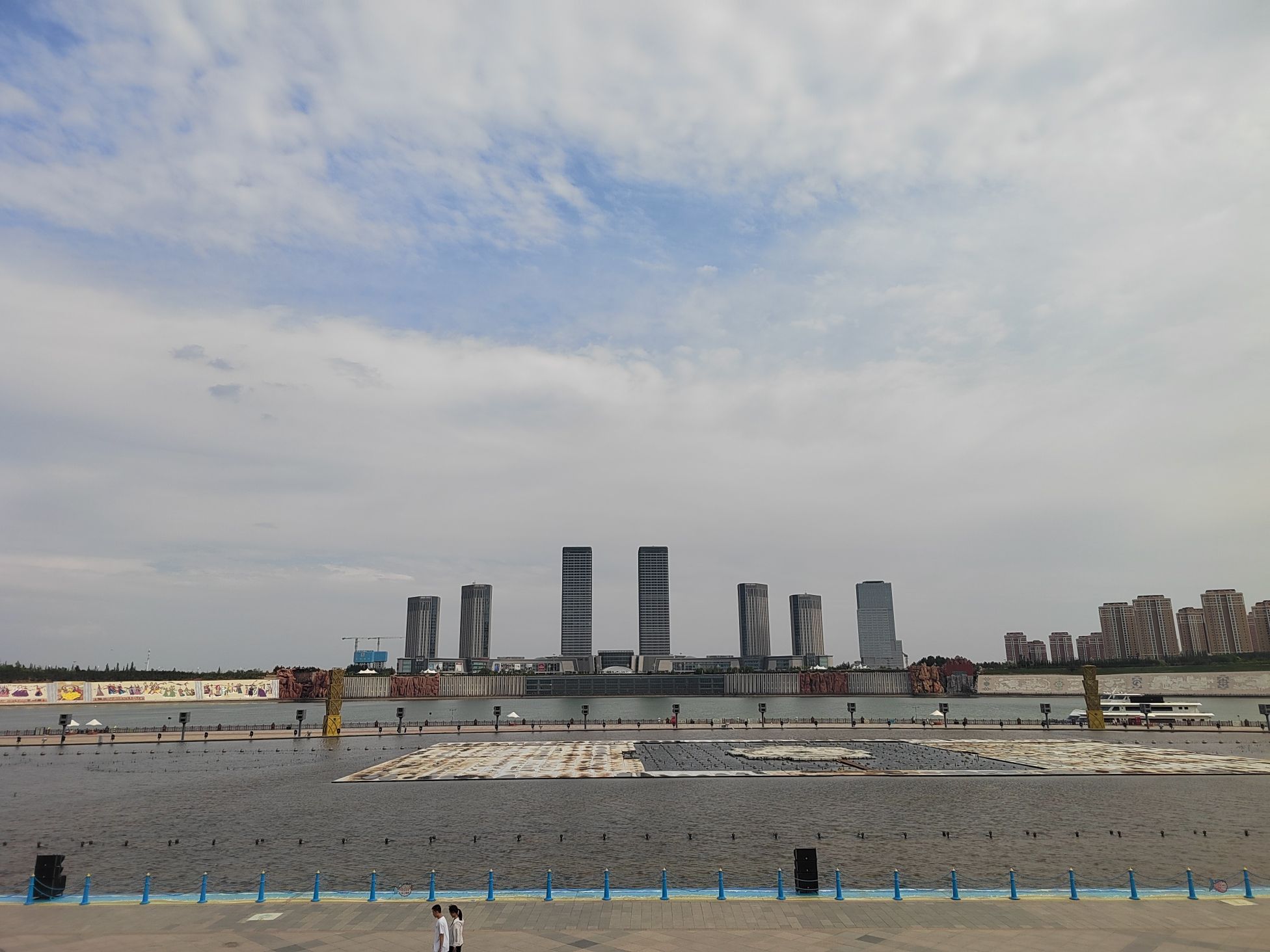 乌兰木伦滨河广场旅行图片 1
