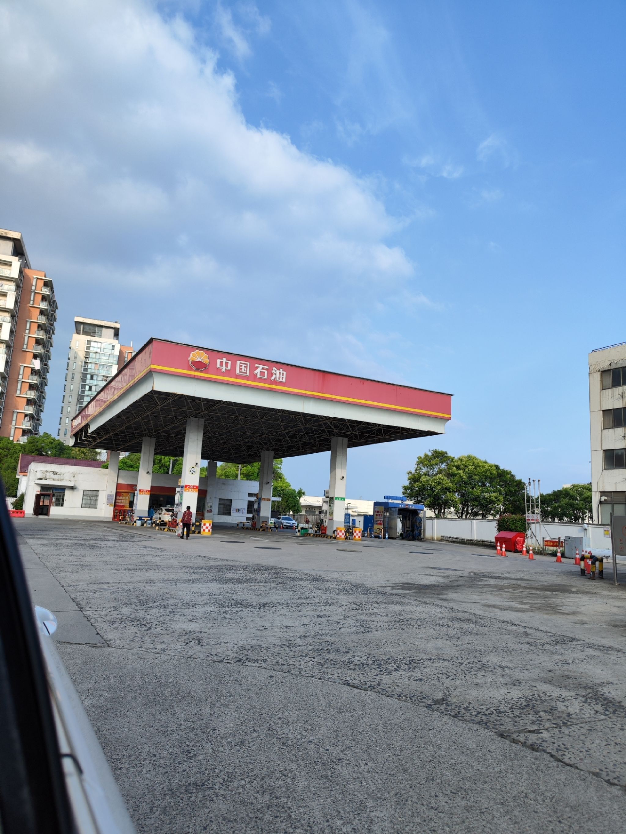 中国石油钟园路加油站