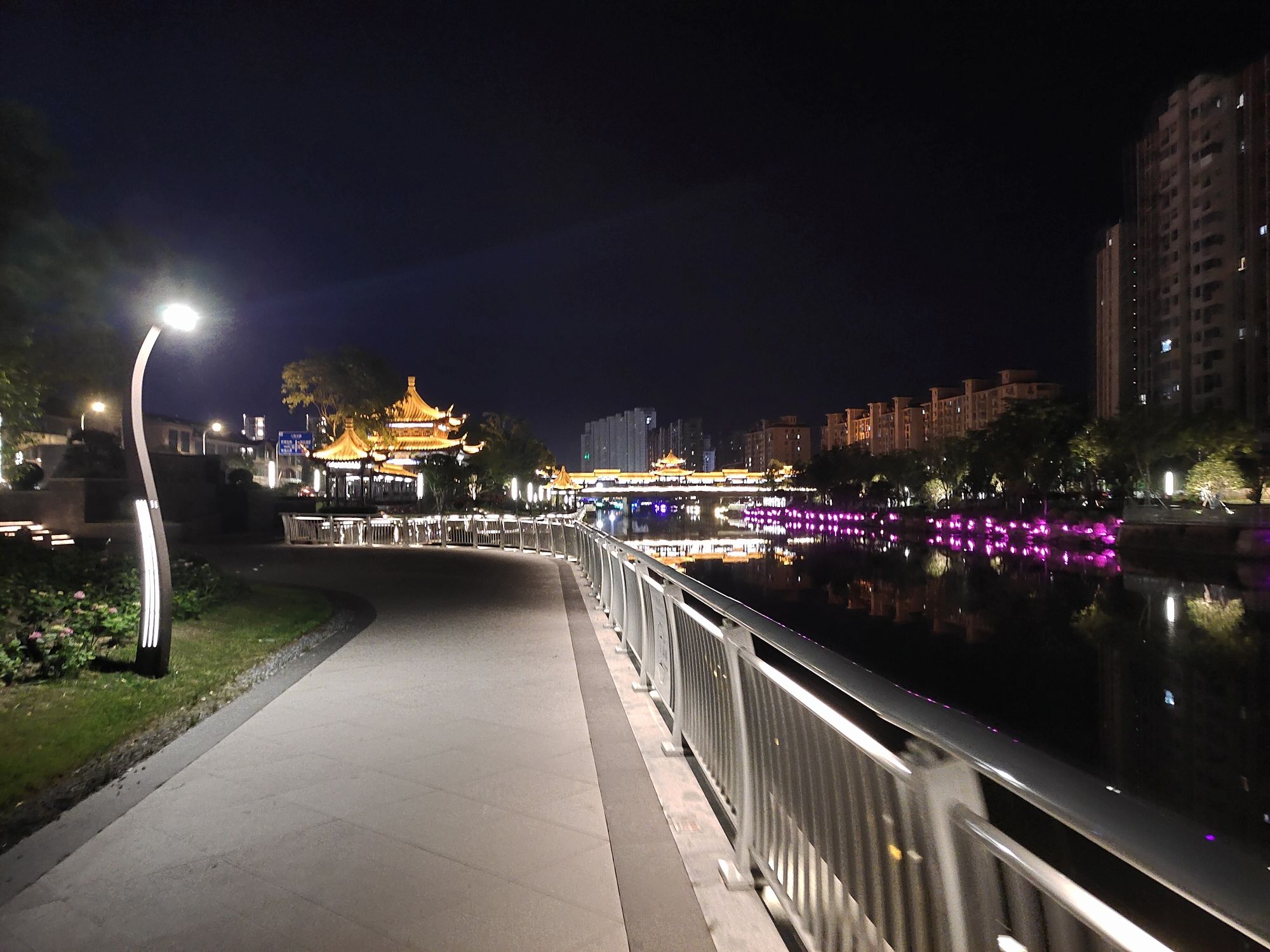 滨河风光旅行图片