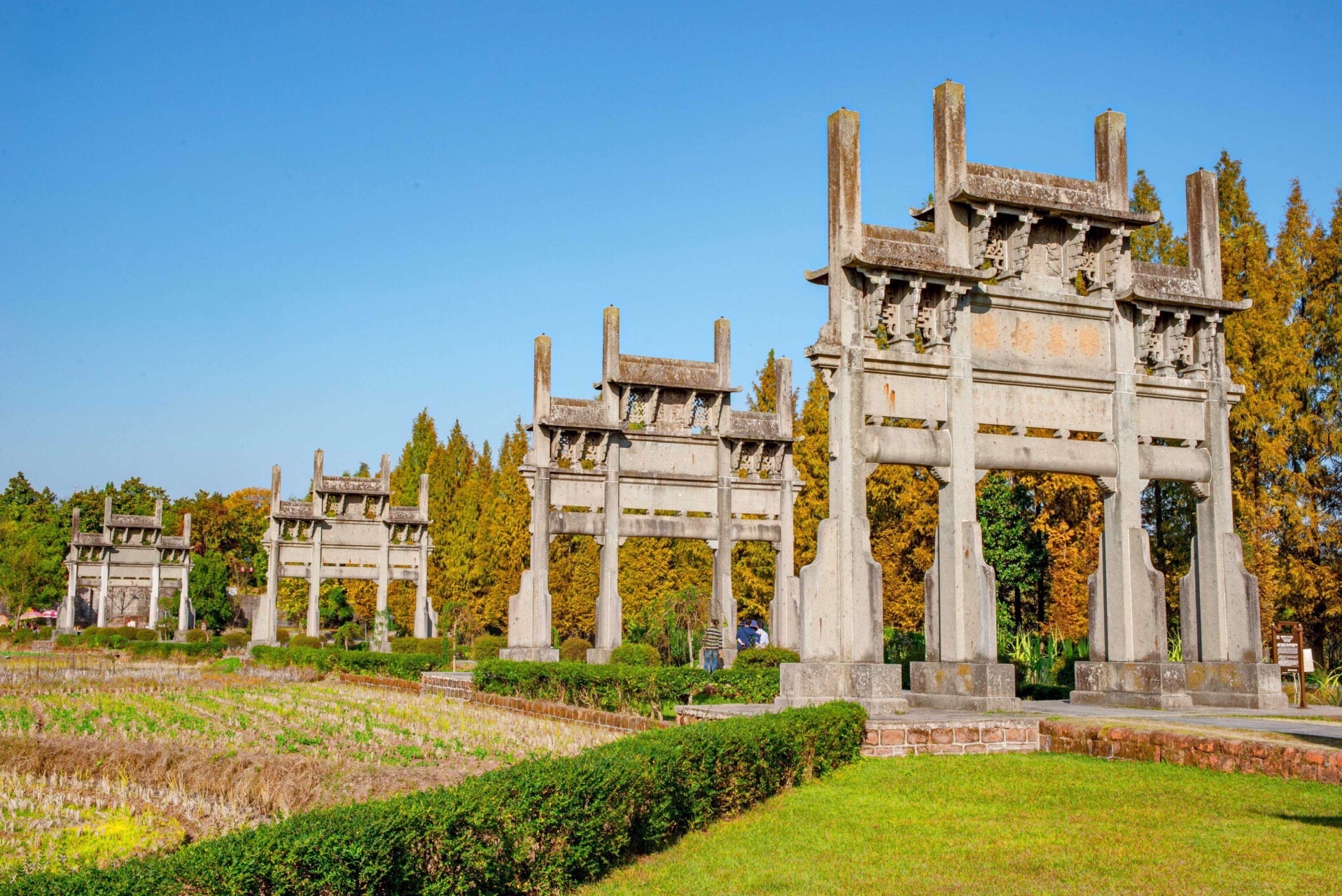 Tangyue Memorial Archways