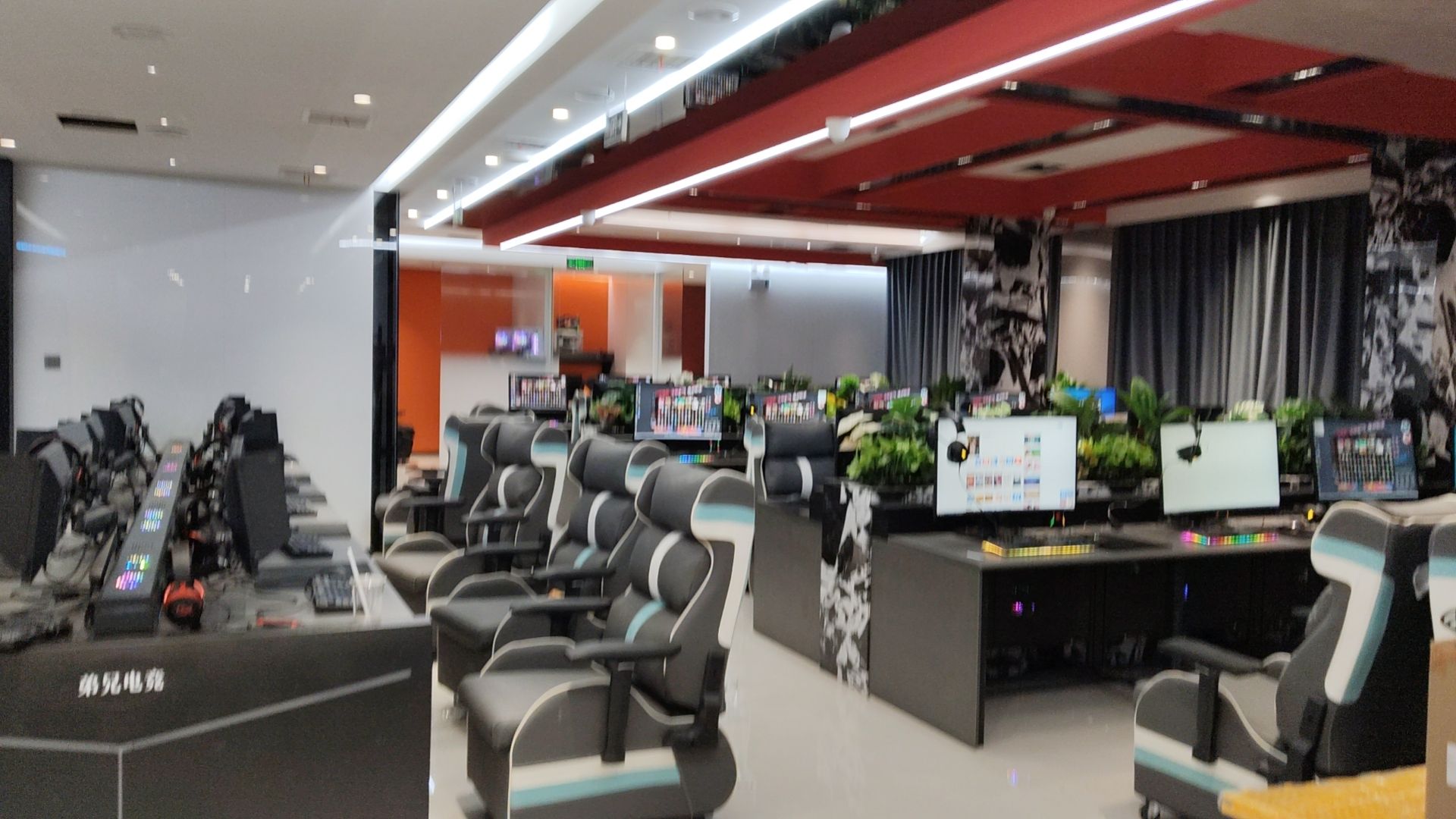 弟兄网吧(优家步行街店)
