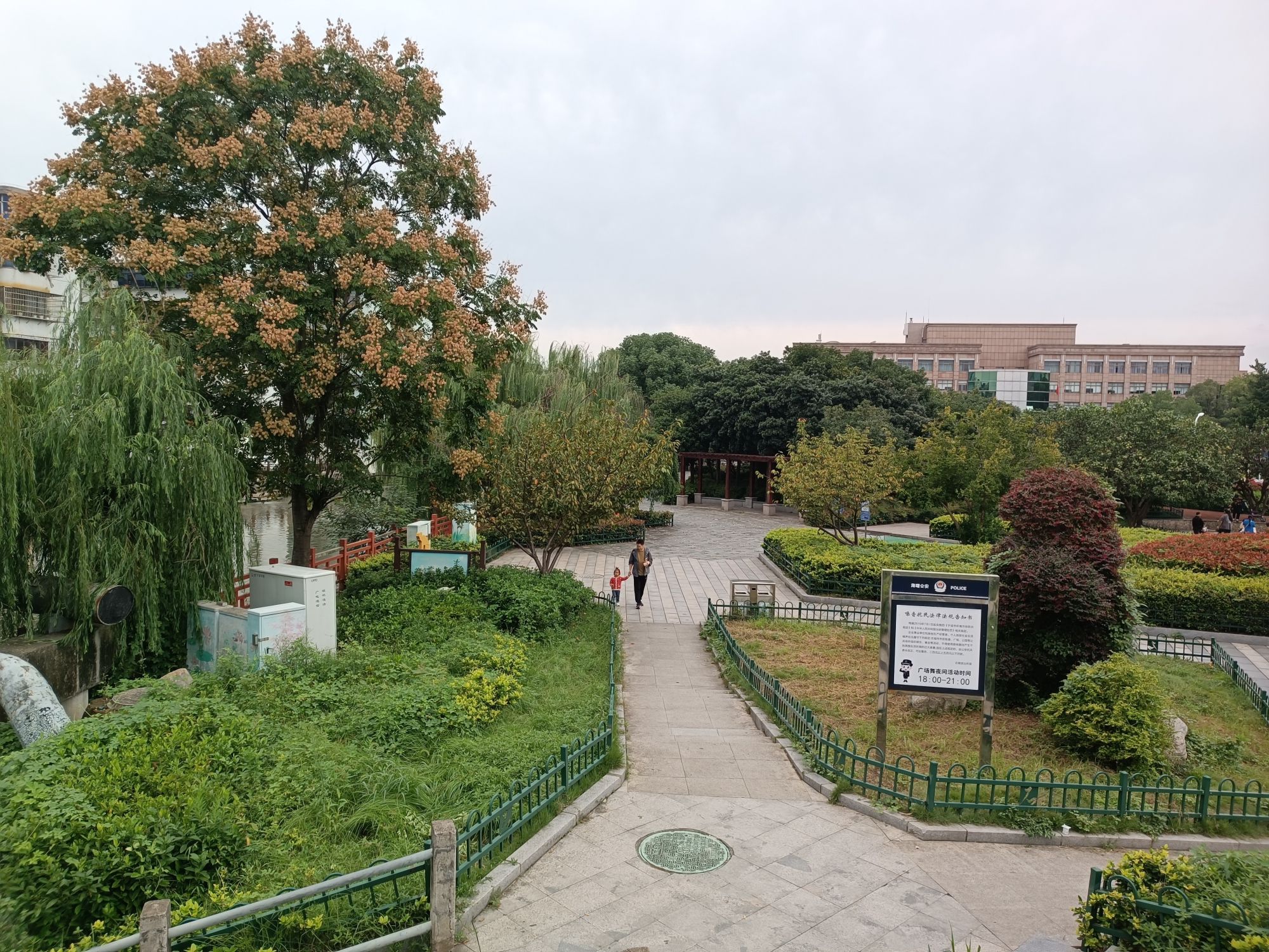 海曙区石碶街道健康教育广场旅行图片 1