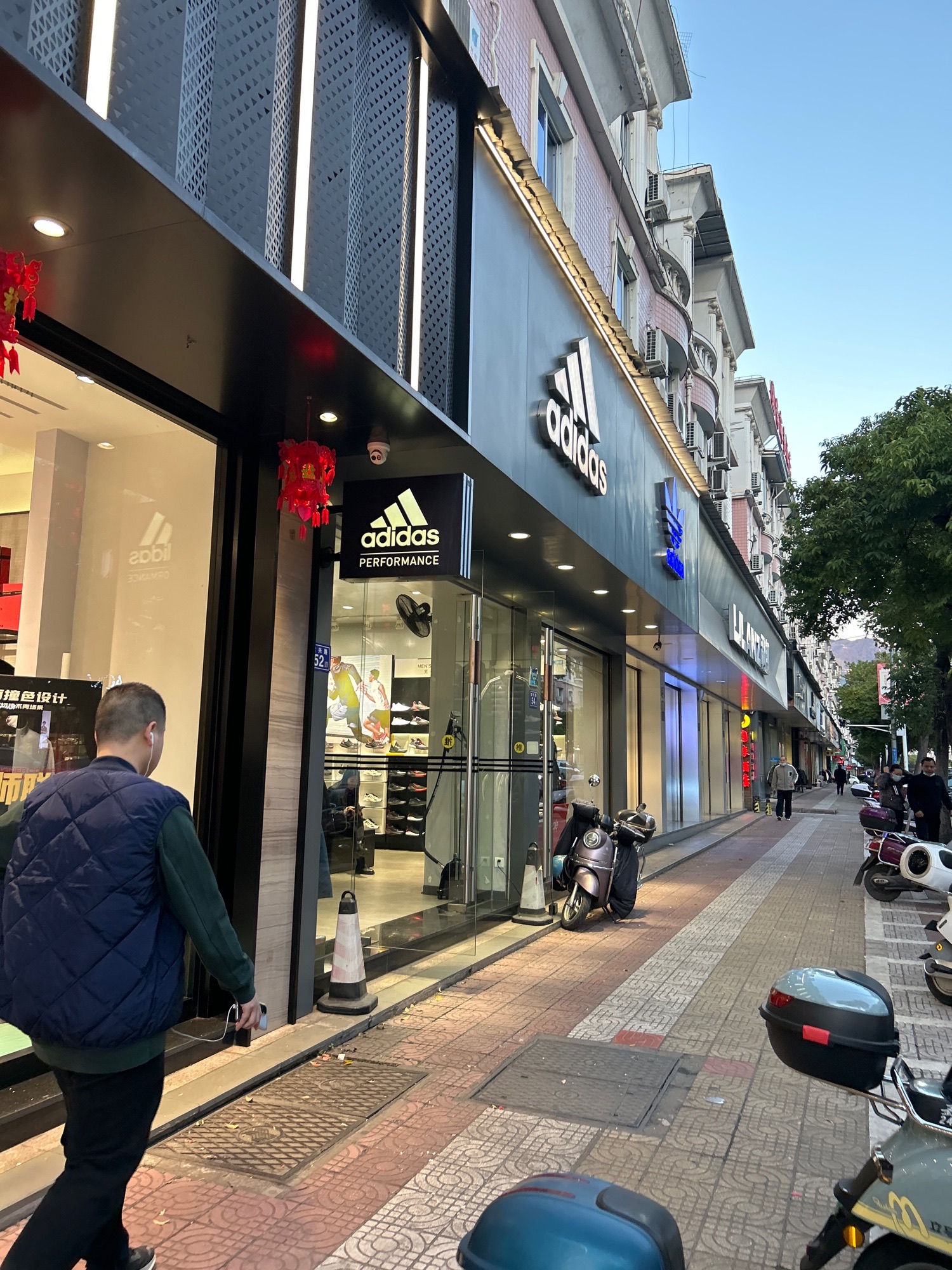阿迪达斯(棠兴路店)