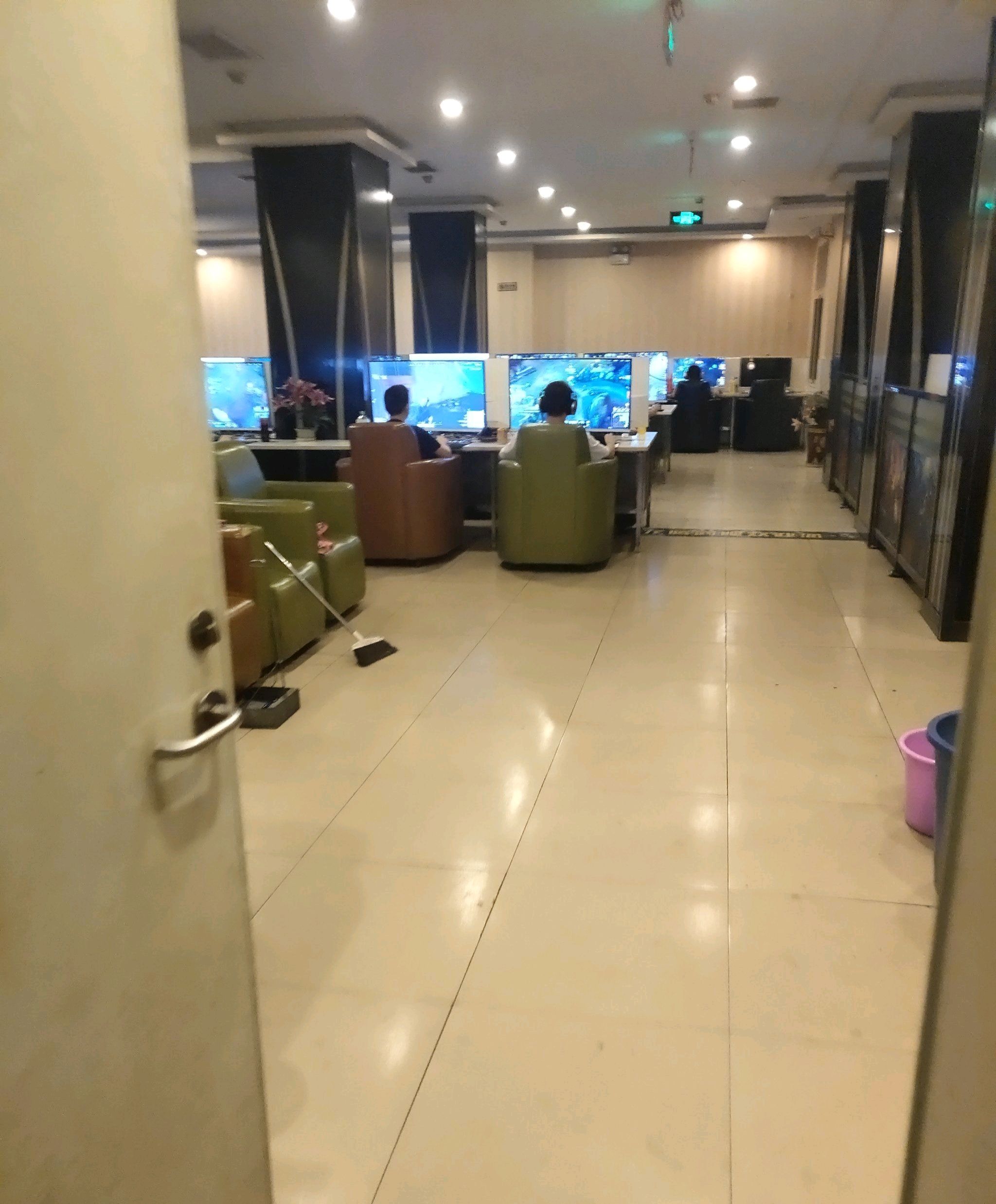 龙腾网吧(黄州开发区学生街店)