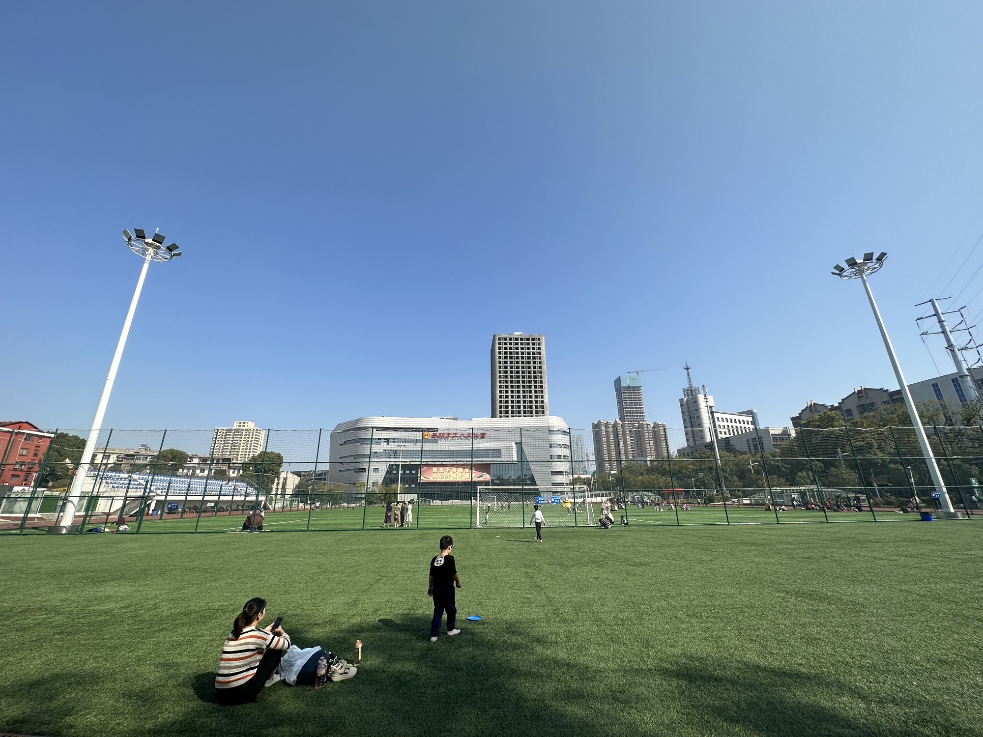东风广场景点图片