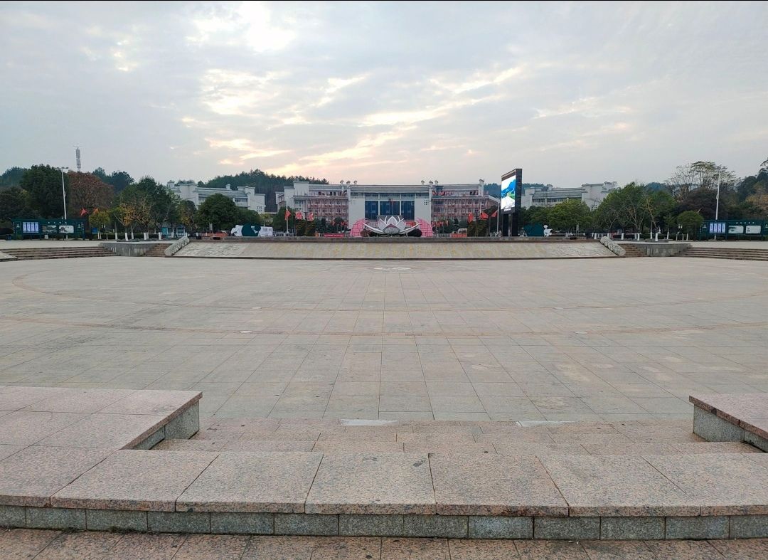 爱莲广场旅行图片 1