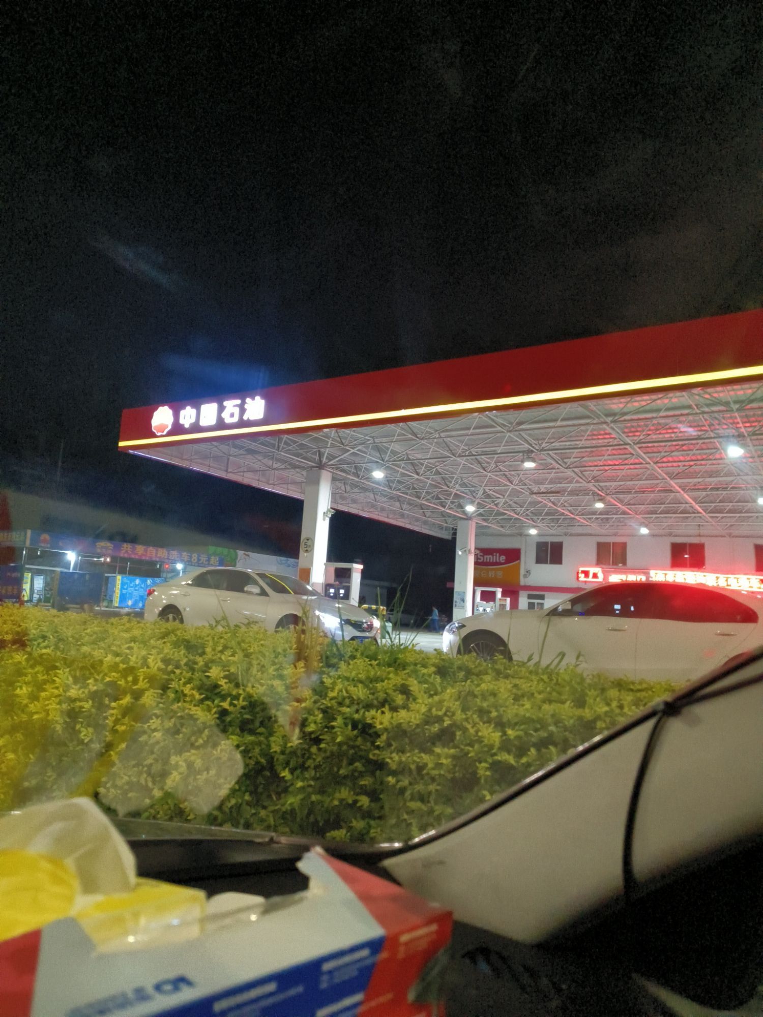 中国石油和生源加油站