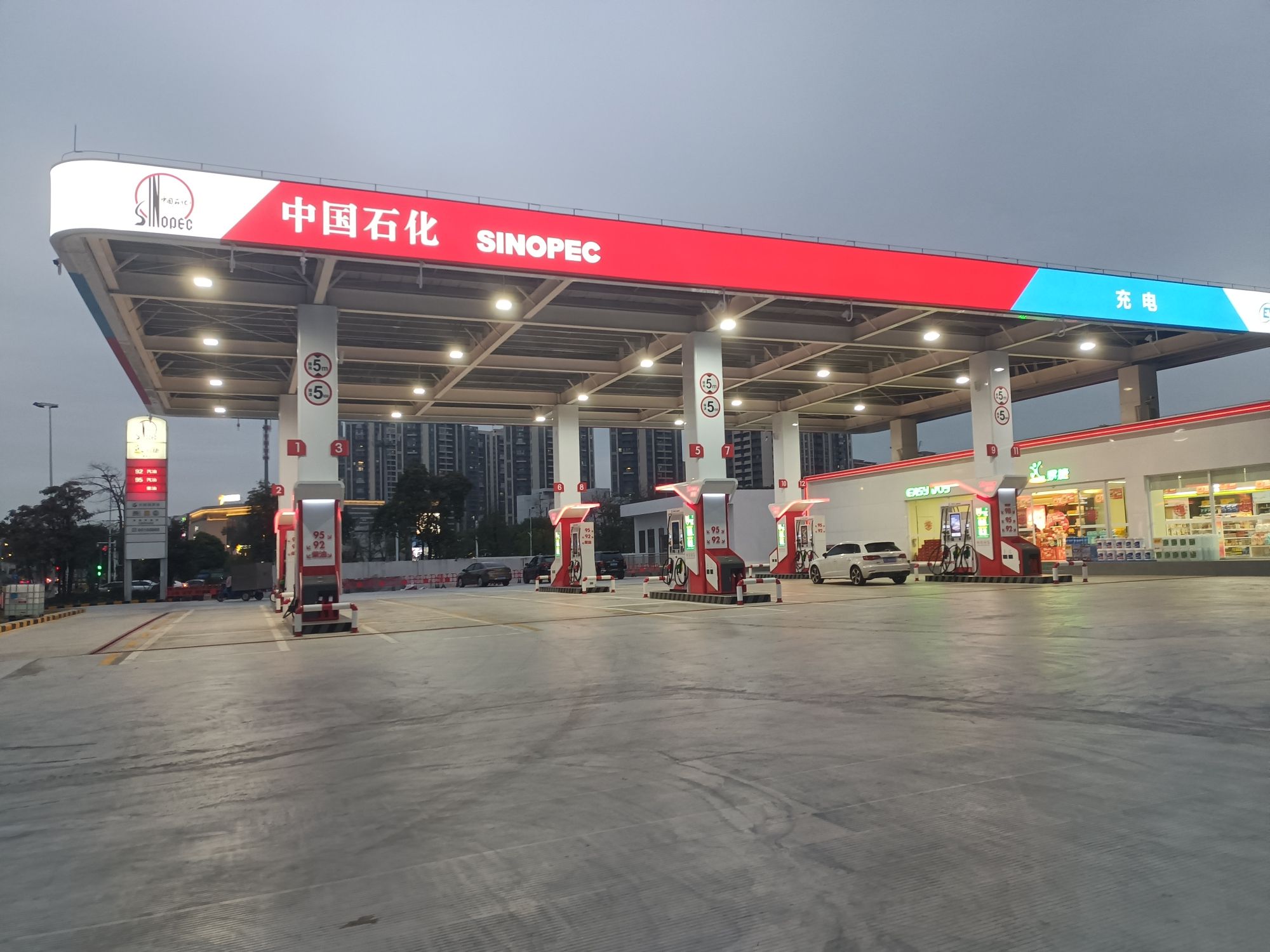 中国石化龙基加油站