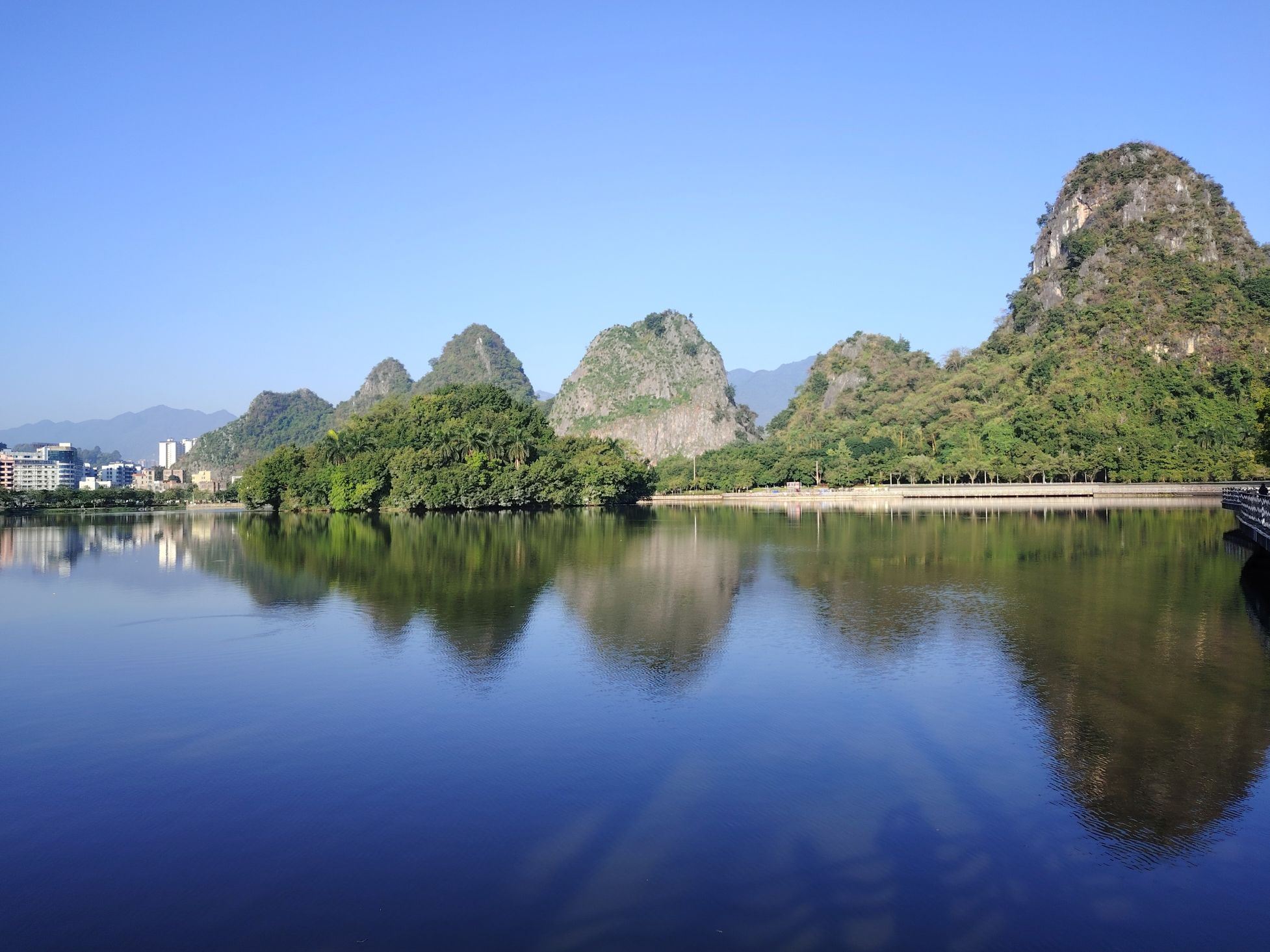 蟠龙天湖广场
