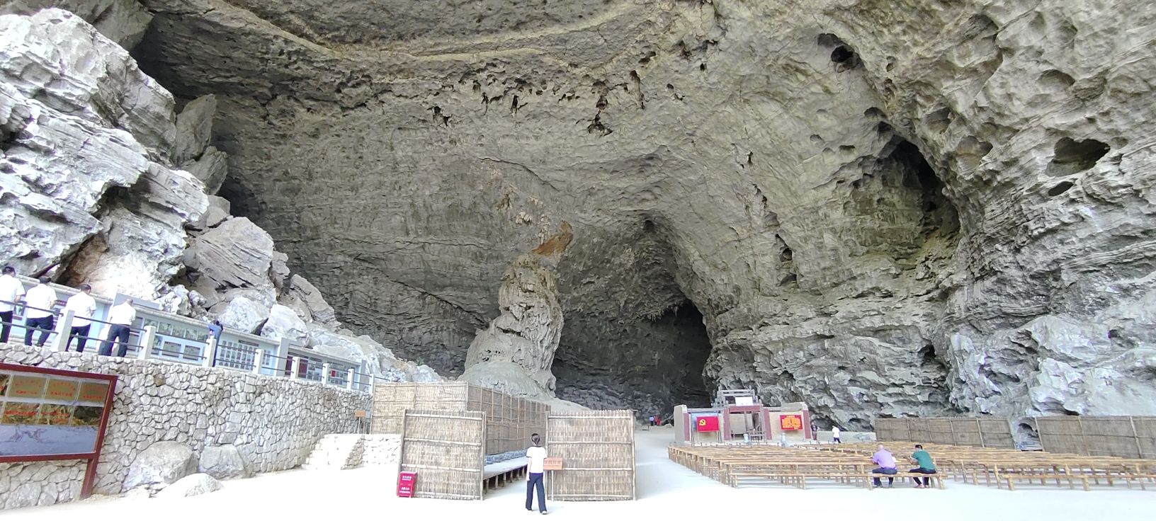 巴马水晶宫景区旅行图片 1