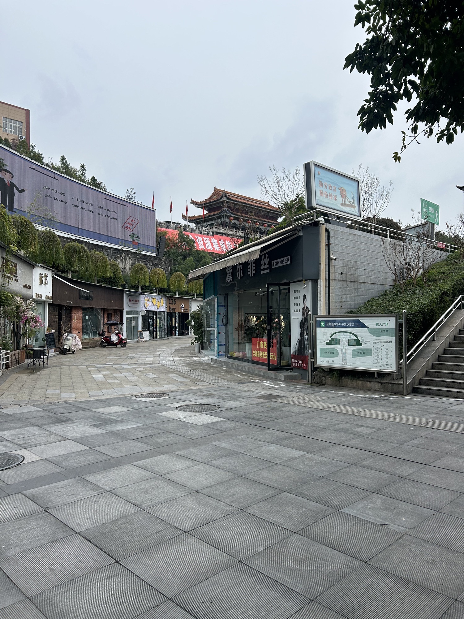 巴人广场旅行图片 3