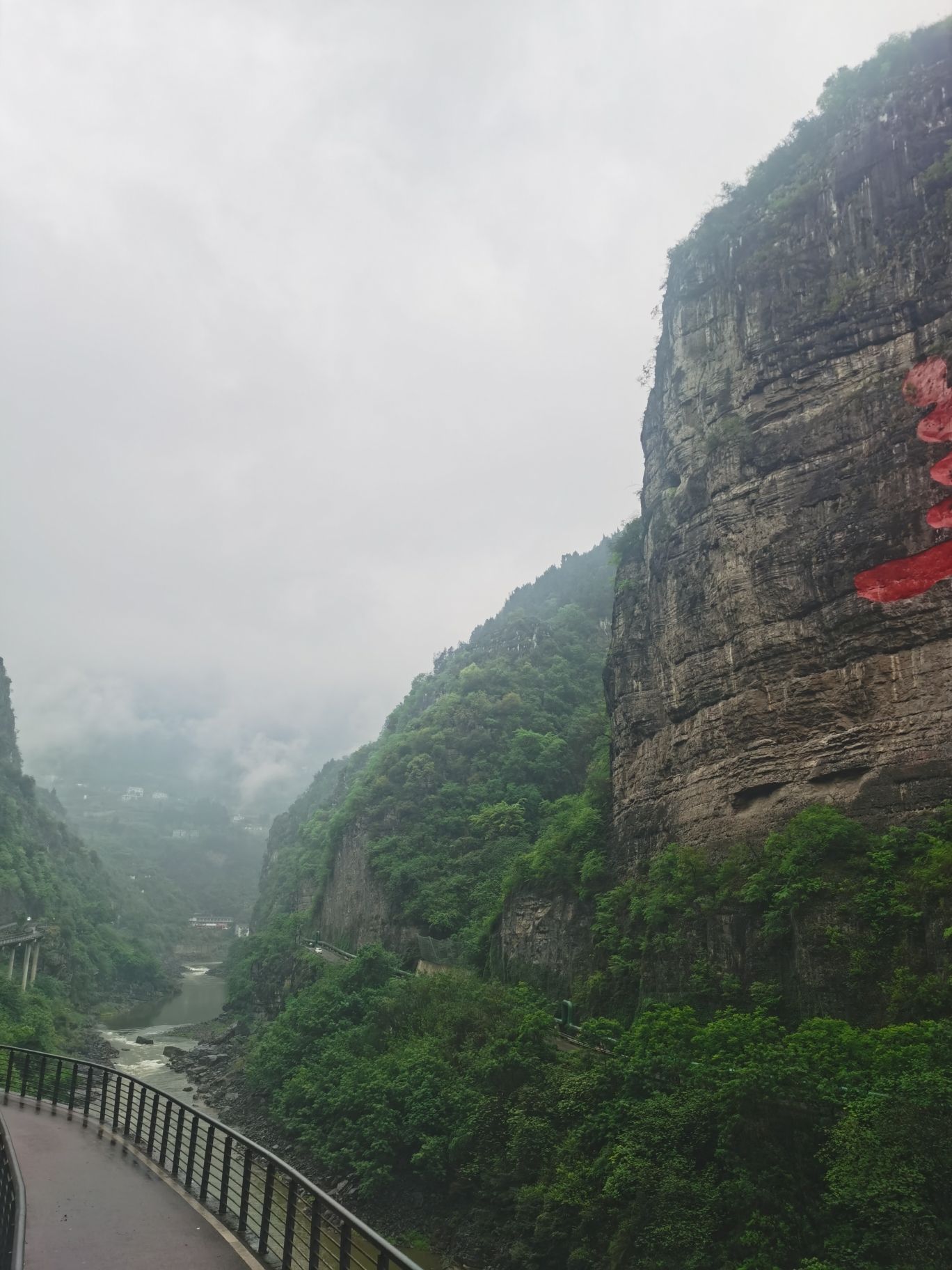 美酒河巨幅摩崖石刻旅行图片 2