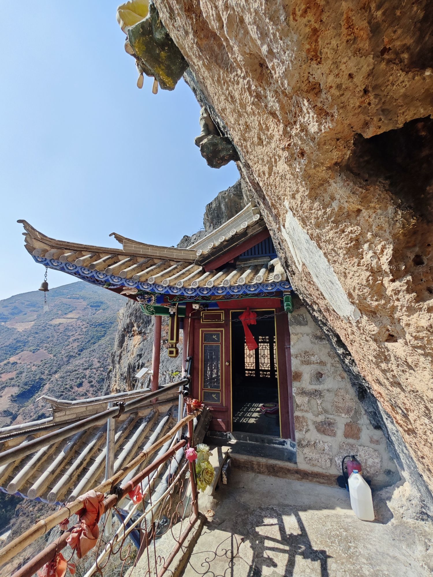 鸡足山前檐崆峒山观音阁禅寺实景照片