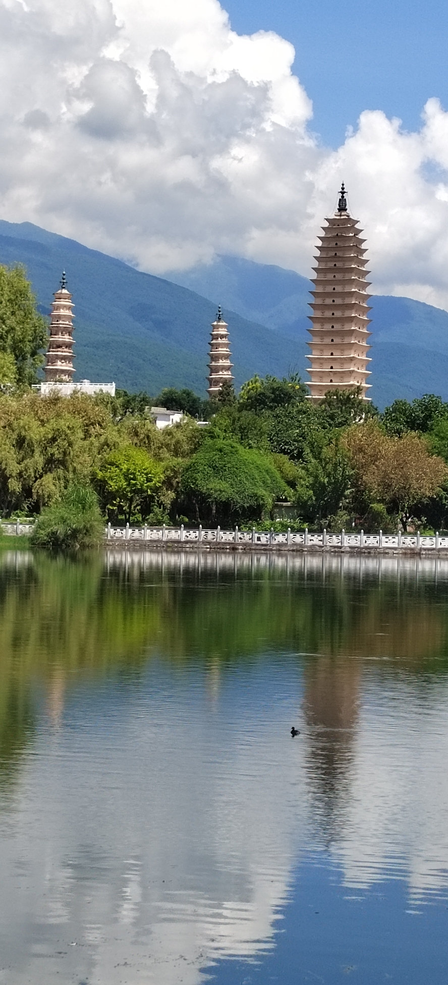 三塔倒影公园