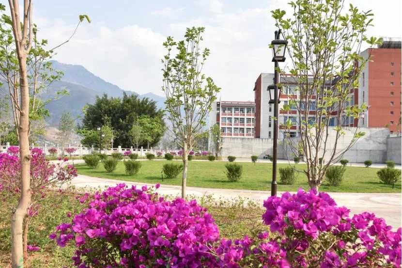 云南师范大学附属怒江州民族中学