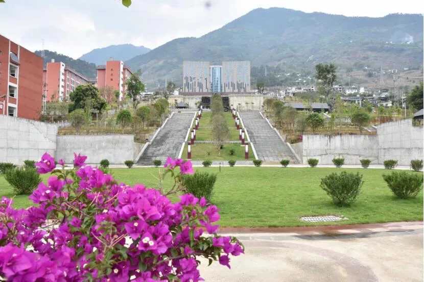 云南师范大学附属怒江州民族中学