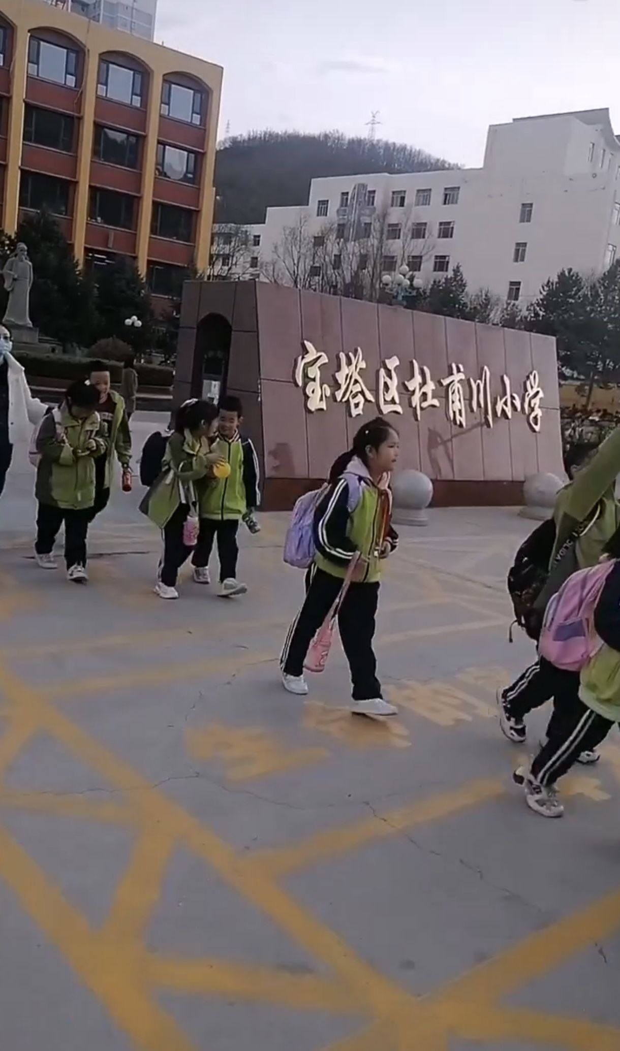 延安杜甫川小学