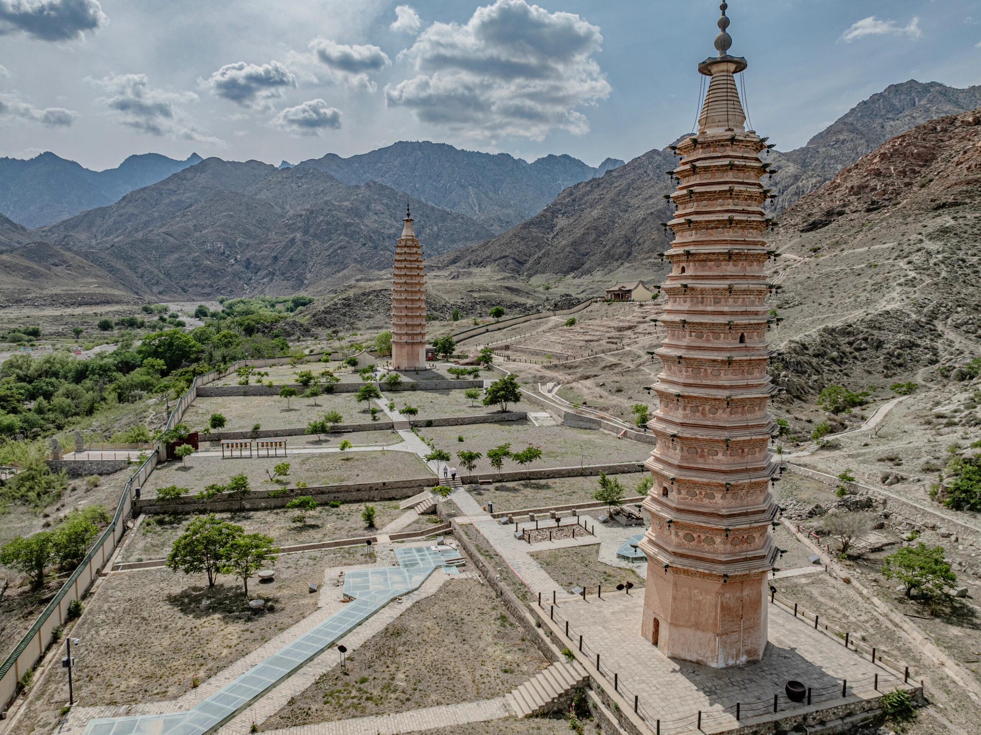 宁夏贺兰山国家森林公园拜寺口双塔实景照片