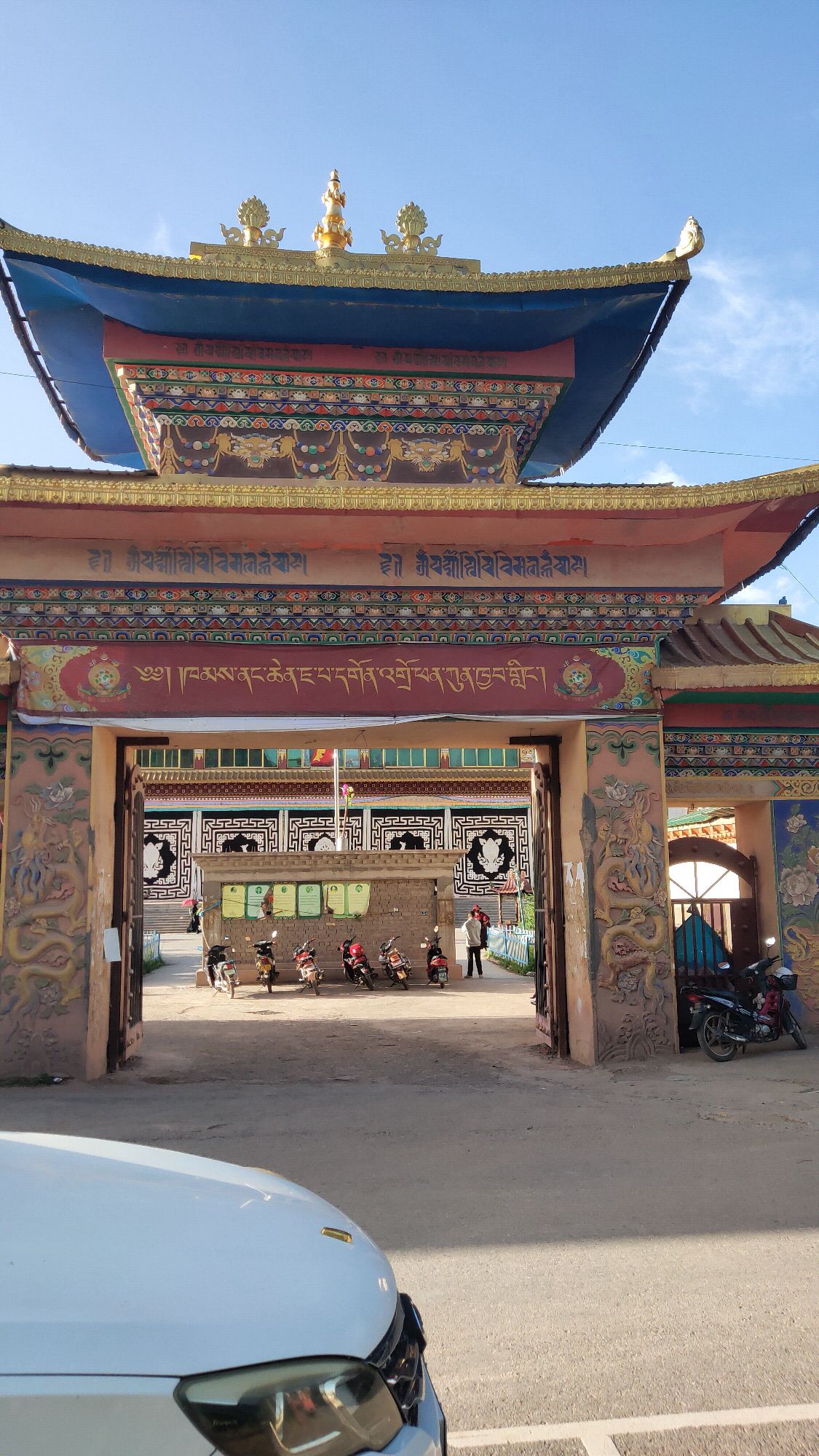 囊谦寺实景照片