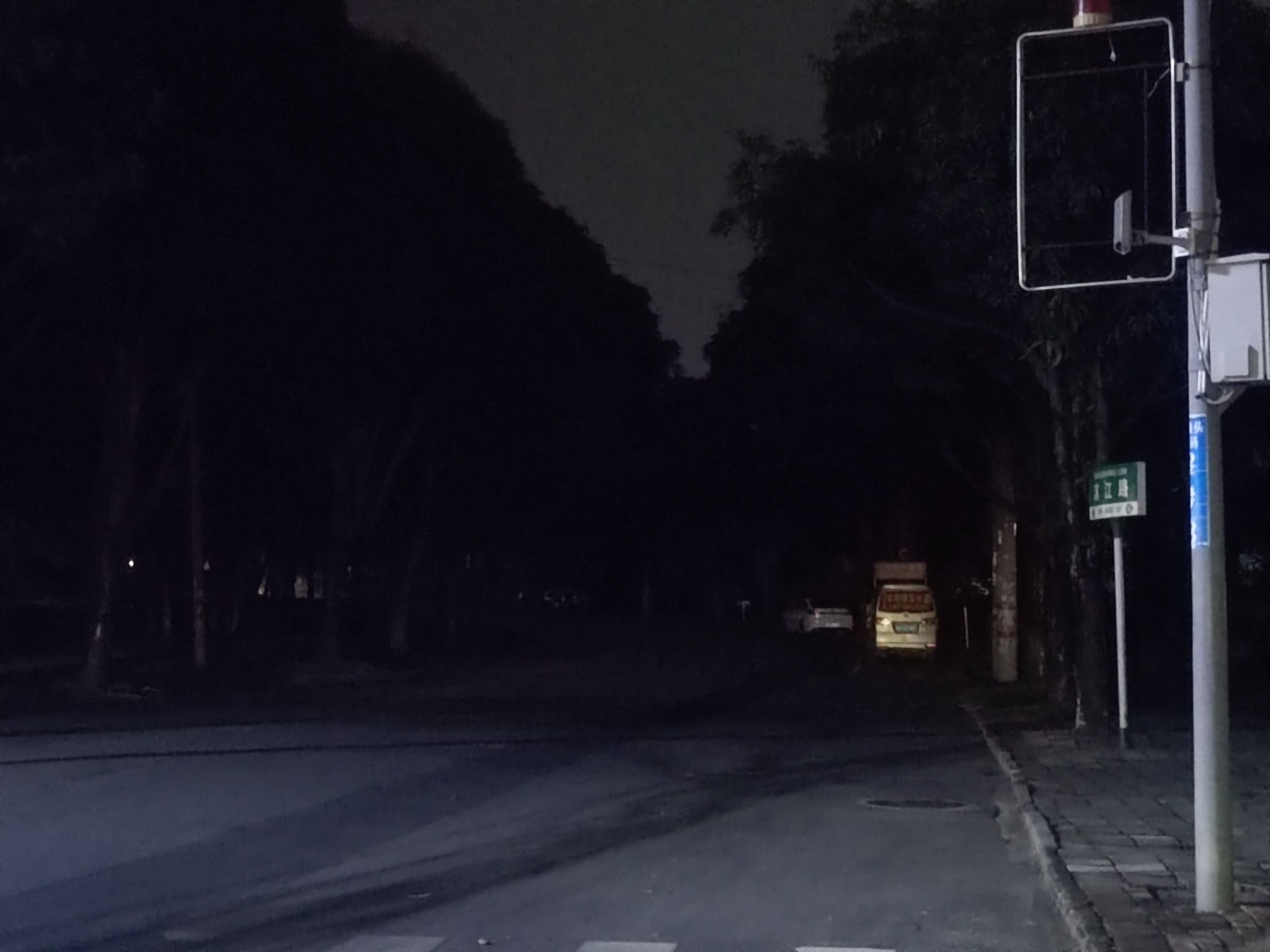 环江东路小游园旅行图片 1