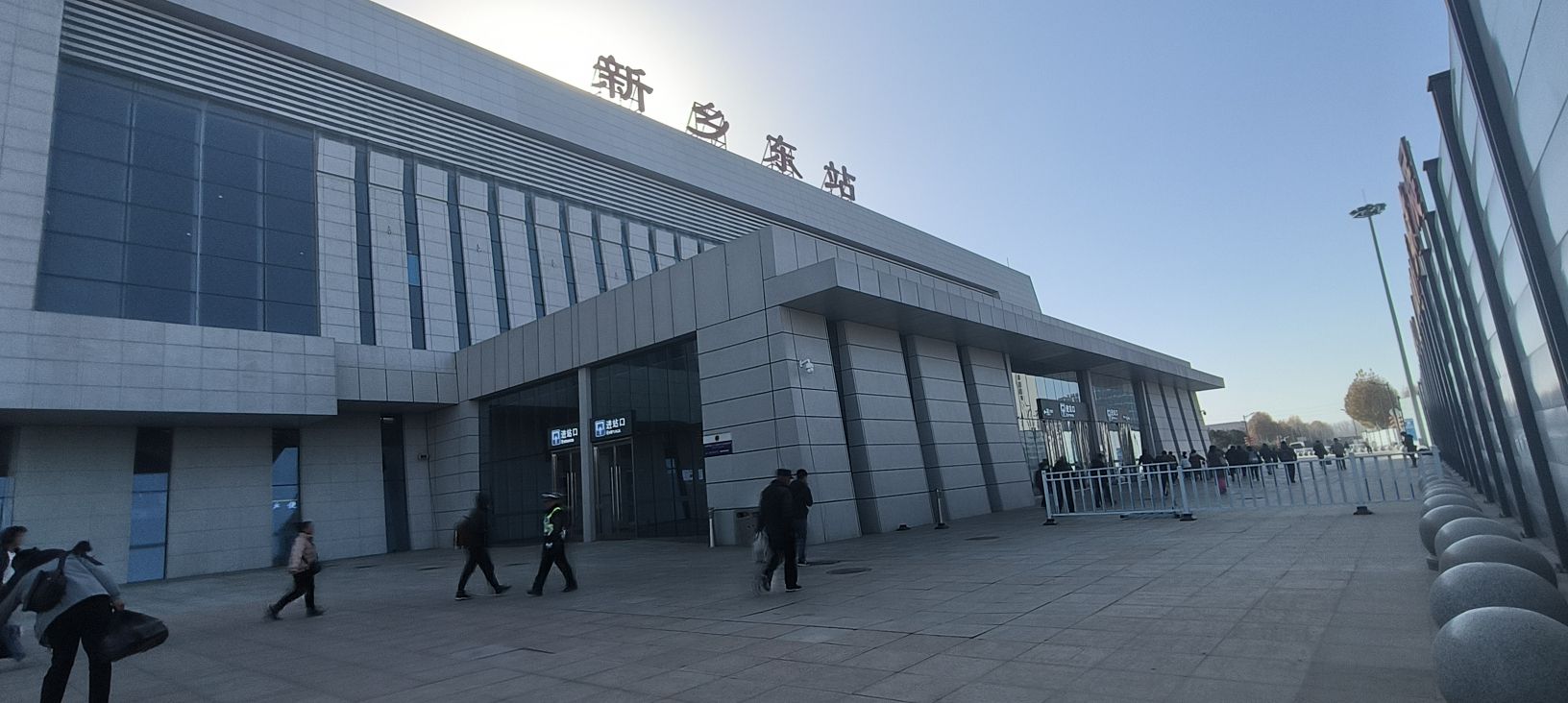 新乡东站(进站口)