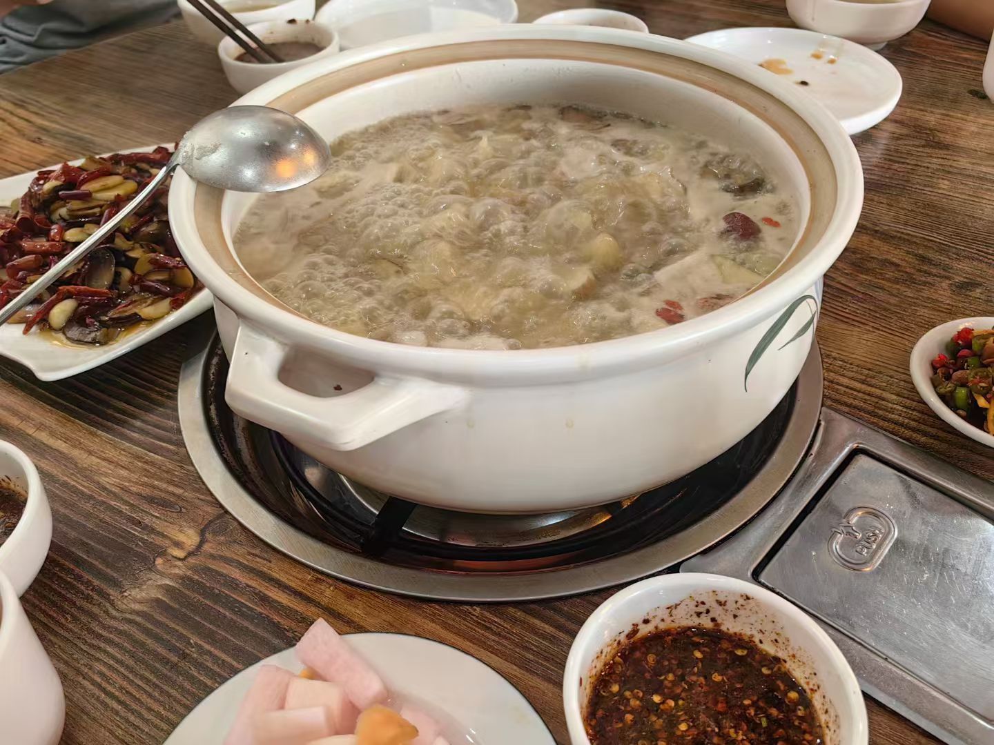 红丁王野生菌餐馆