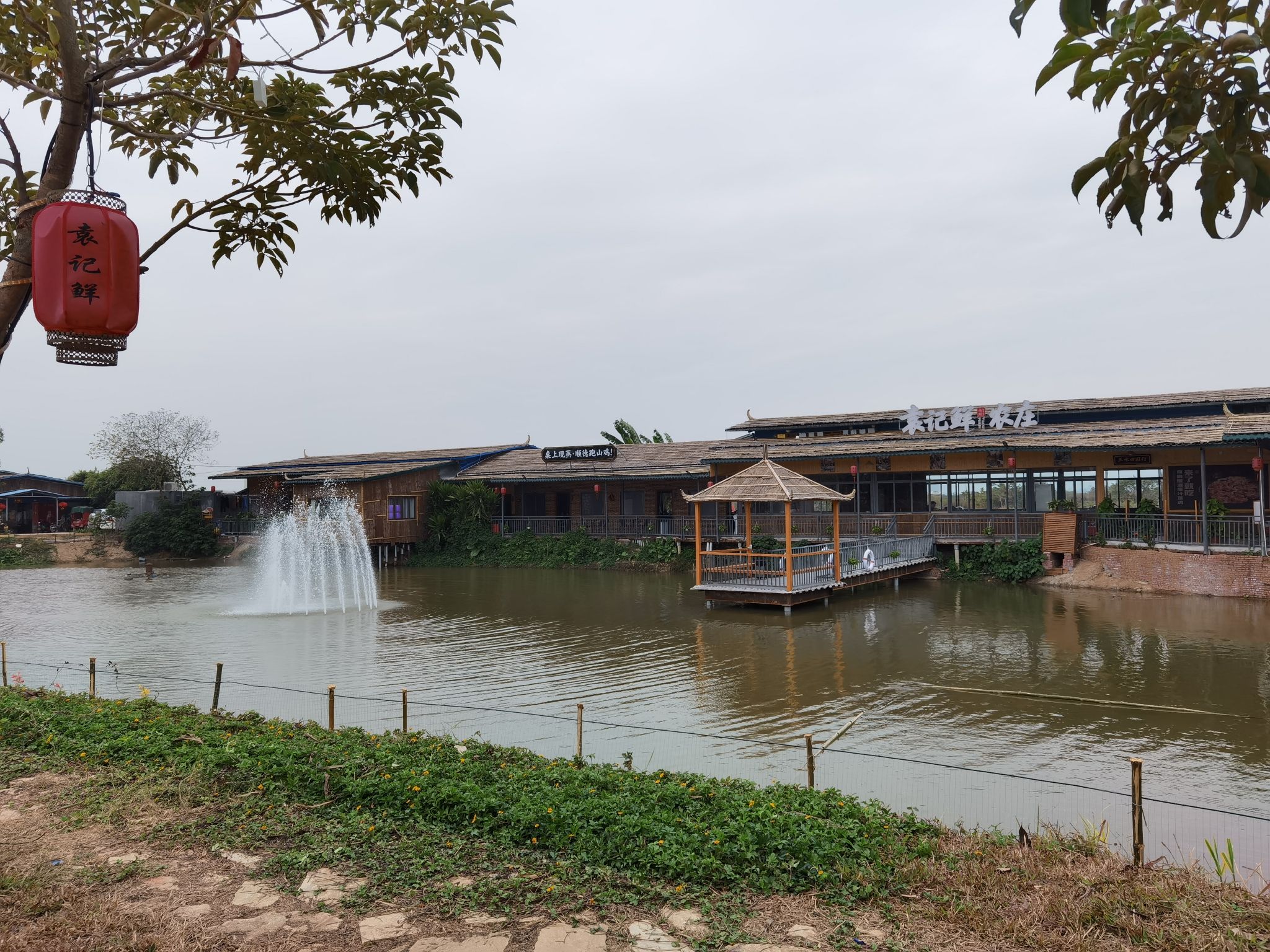 西江湾美食(西江河鲜美食街店) - 西南街道便民圈栖邻生活圈餐饮服务服务点实景照片
