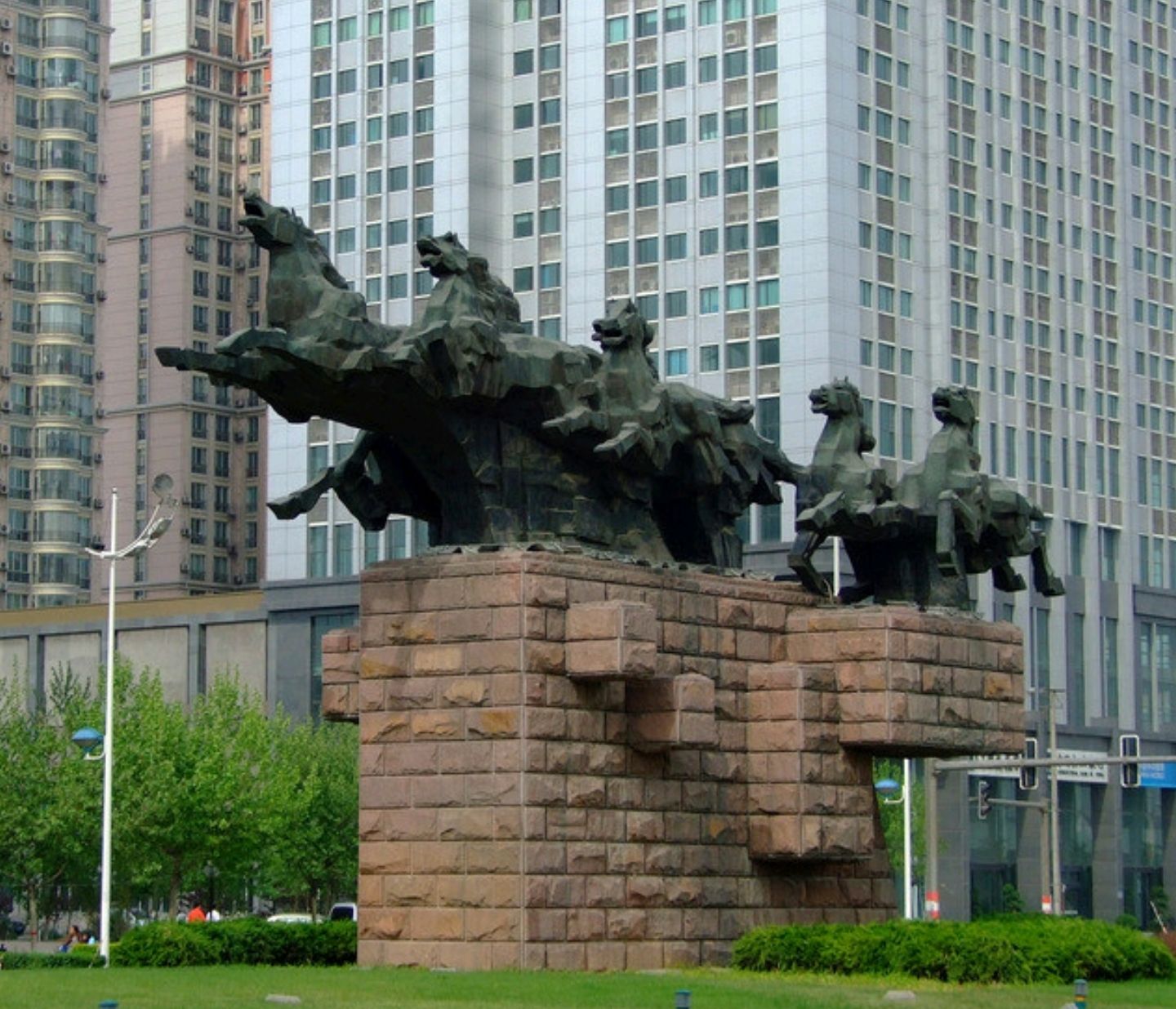 八匹马雕像旅行图片 1