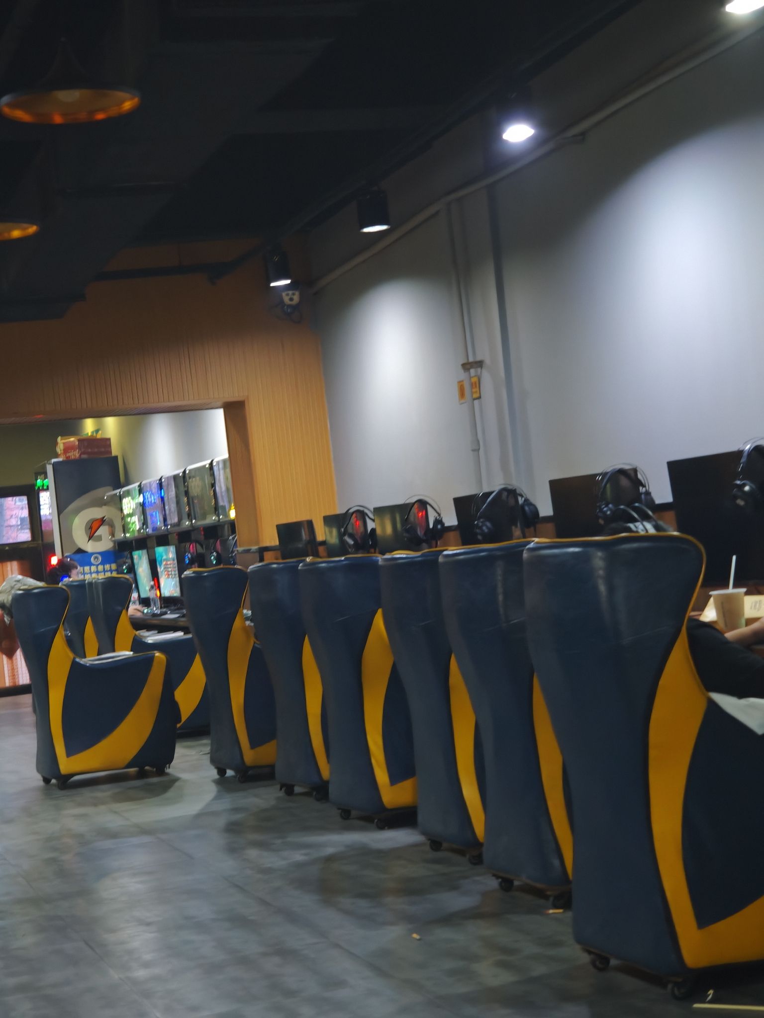 豪华网吧(夹信顺河街店)