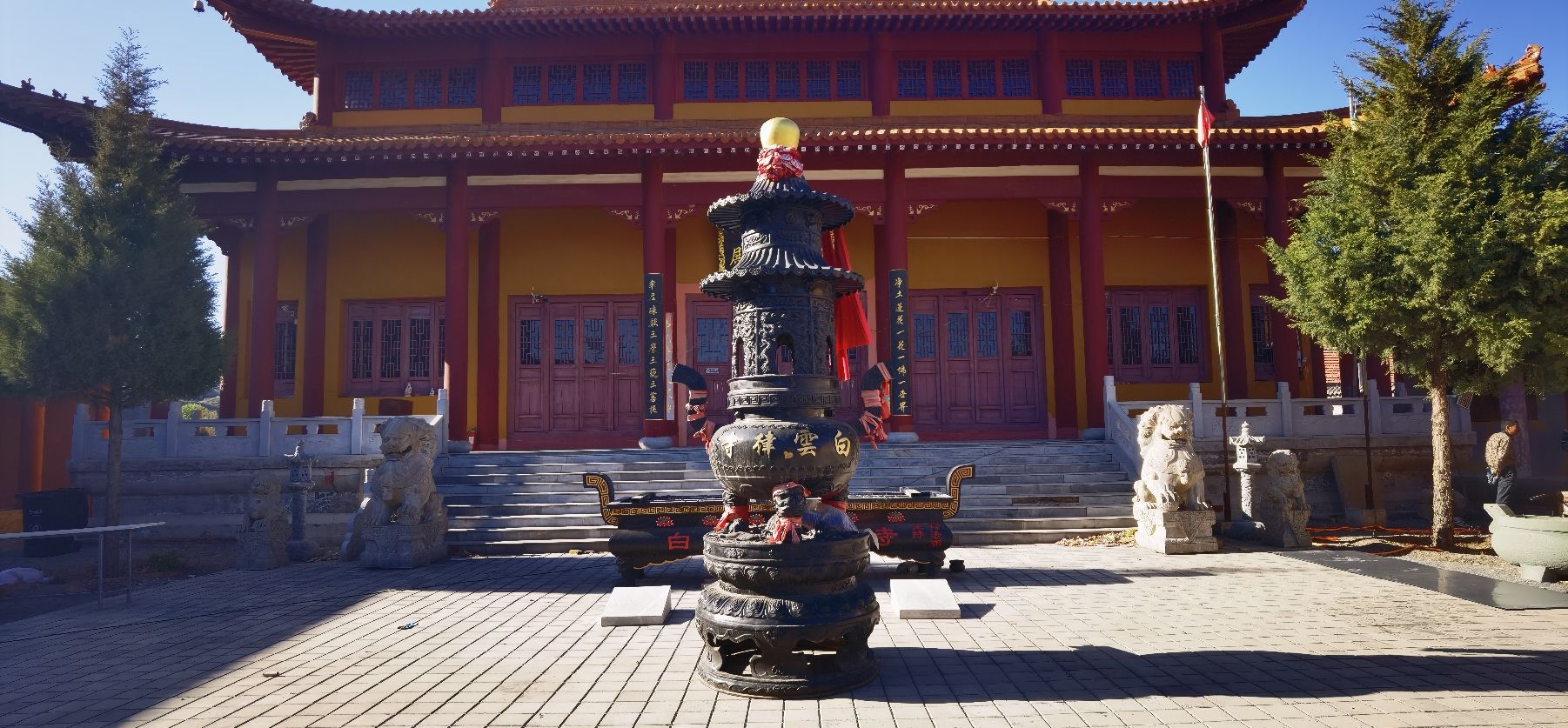 白云律寺实景照片