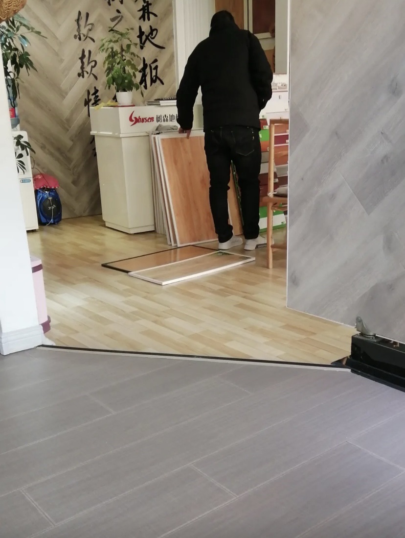 大明宫建材家居批发基地板材C区