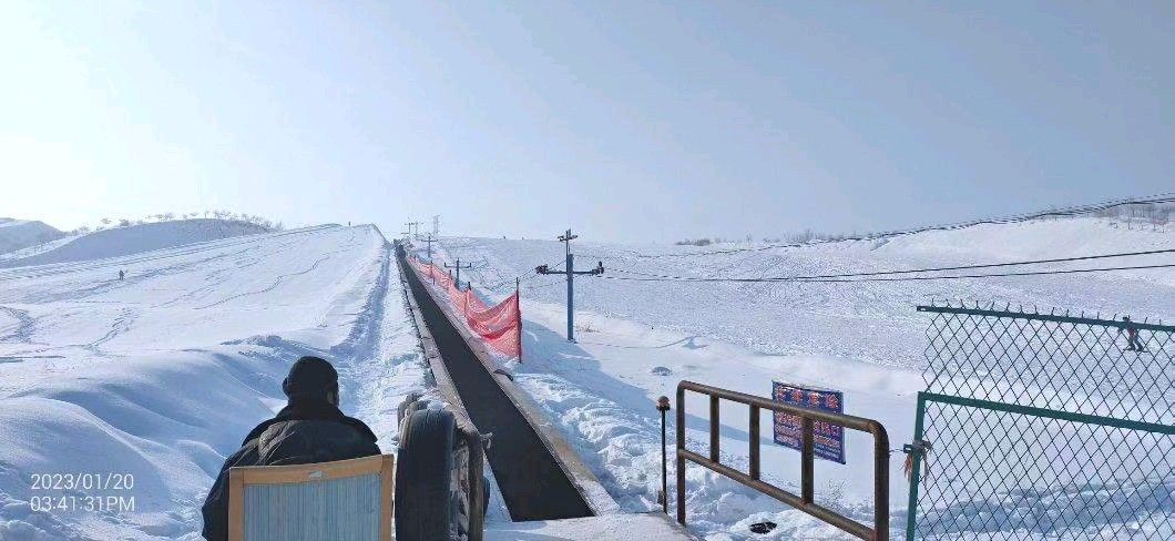 石河子市卧龙山旅游滑雪场