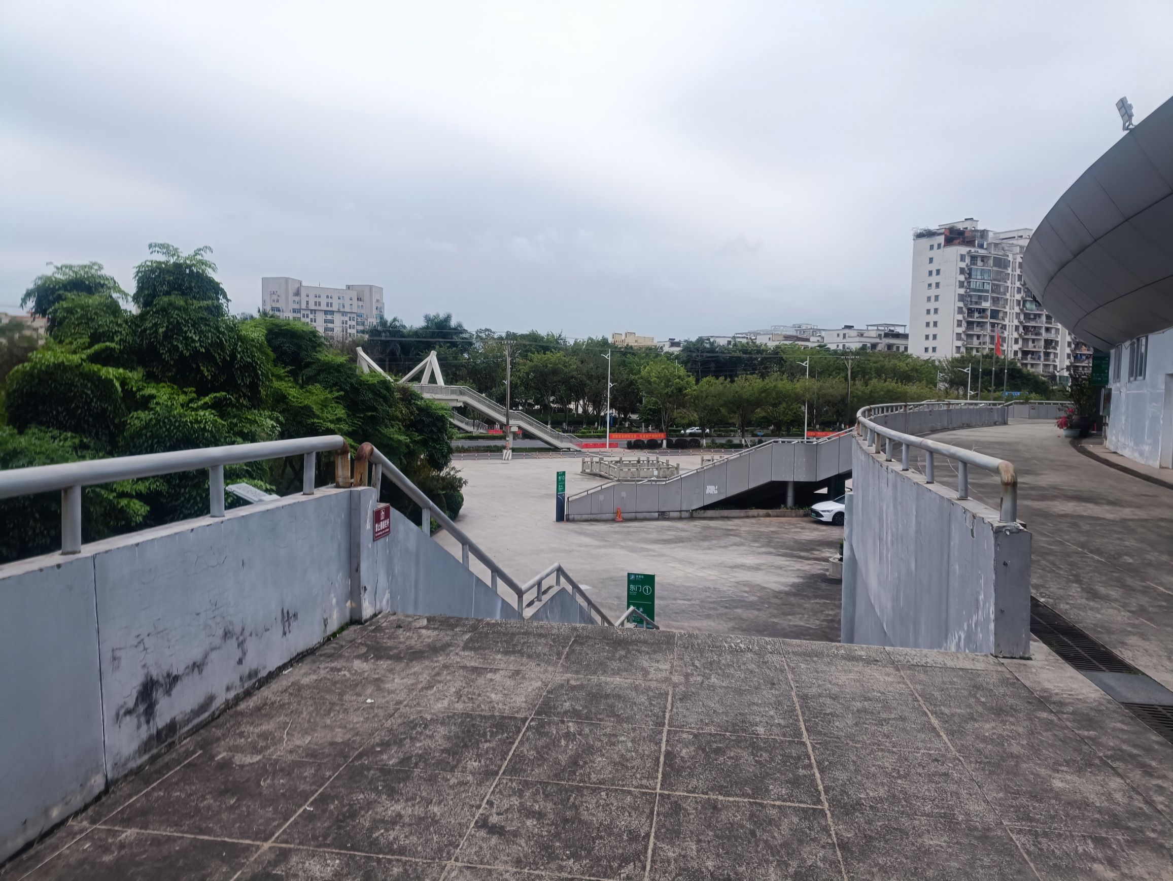 东兴市体育中心