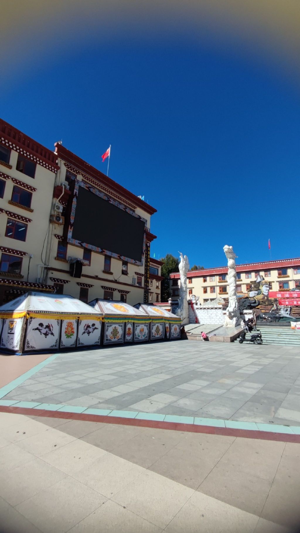 格萨尔王广场旅行图片 1