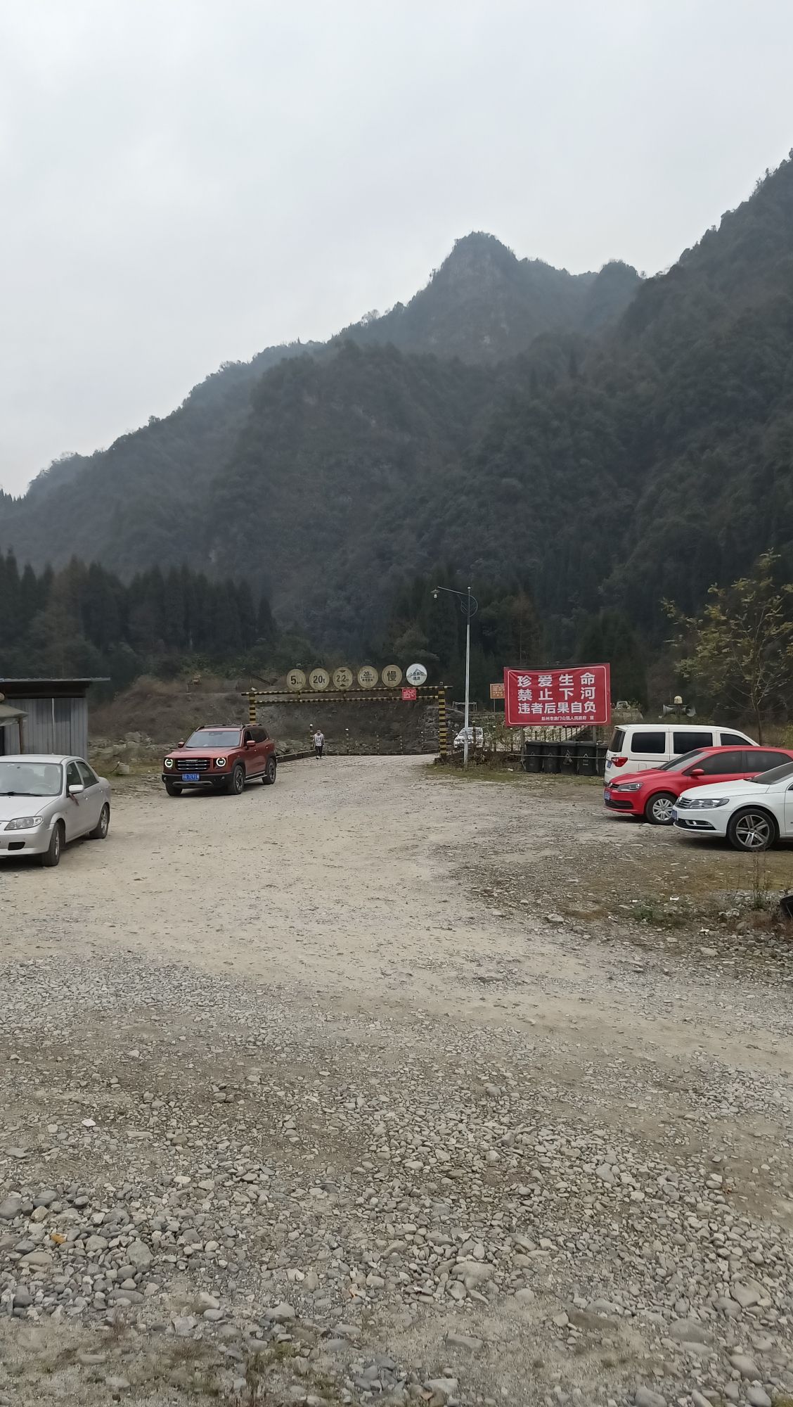卧龙谷瀑布旅行图片 1