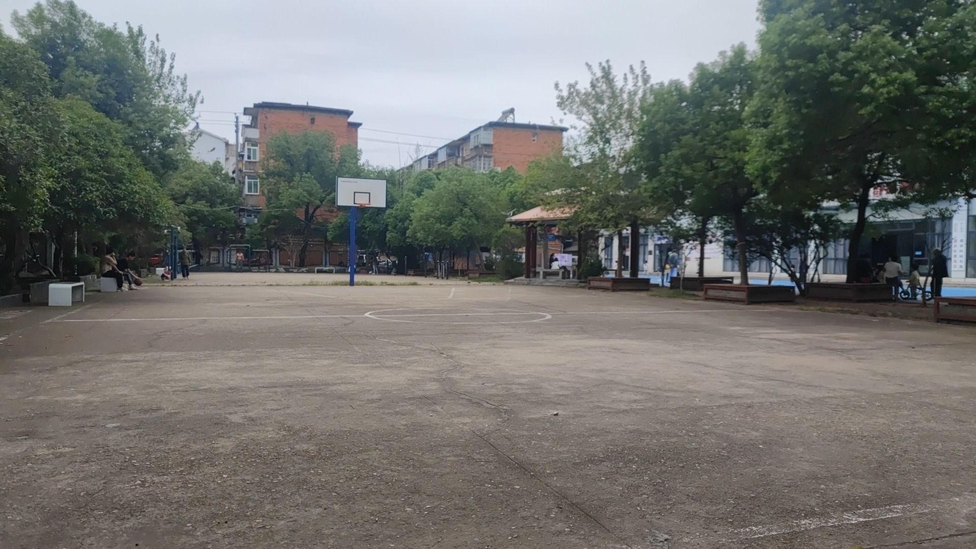 二进社区休闲广场旅行图片 1