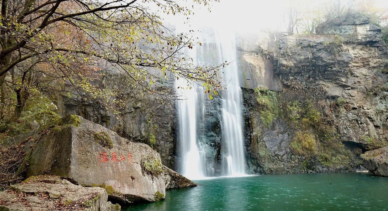 青山飞瀑
