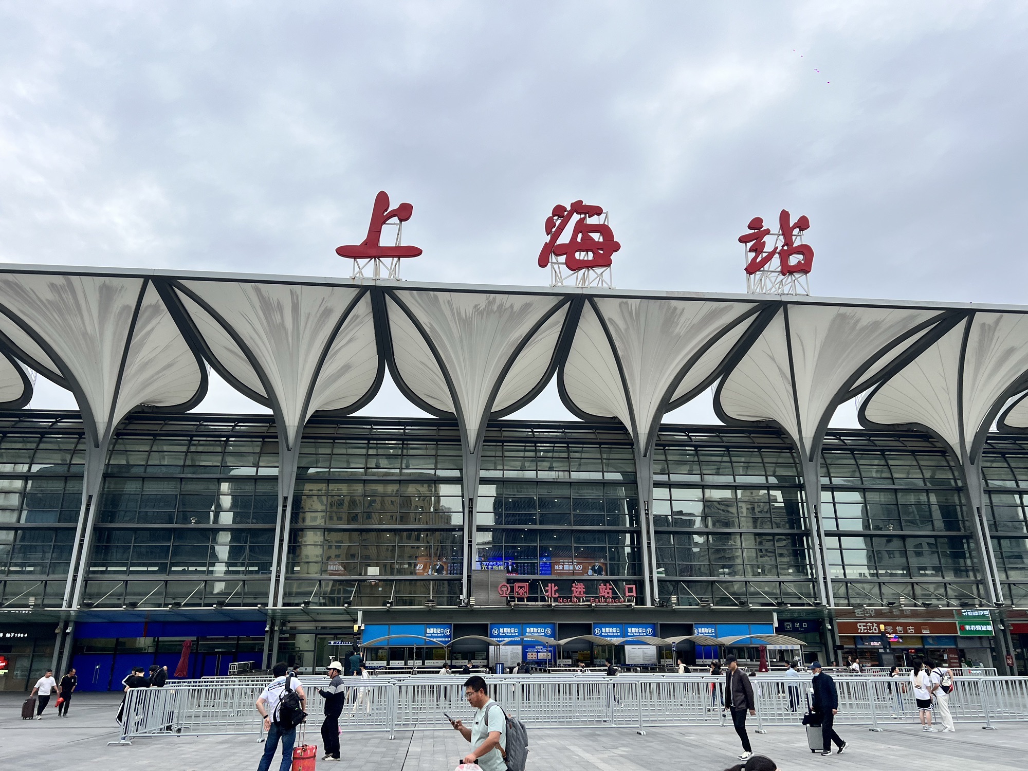 上海长途汽车客运总站(出站口)