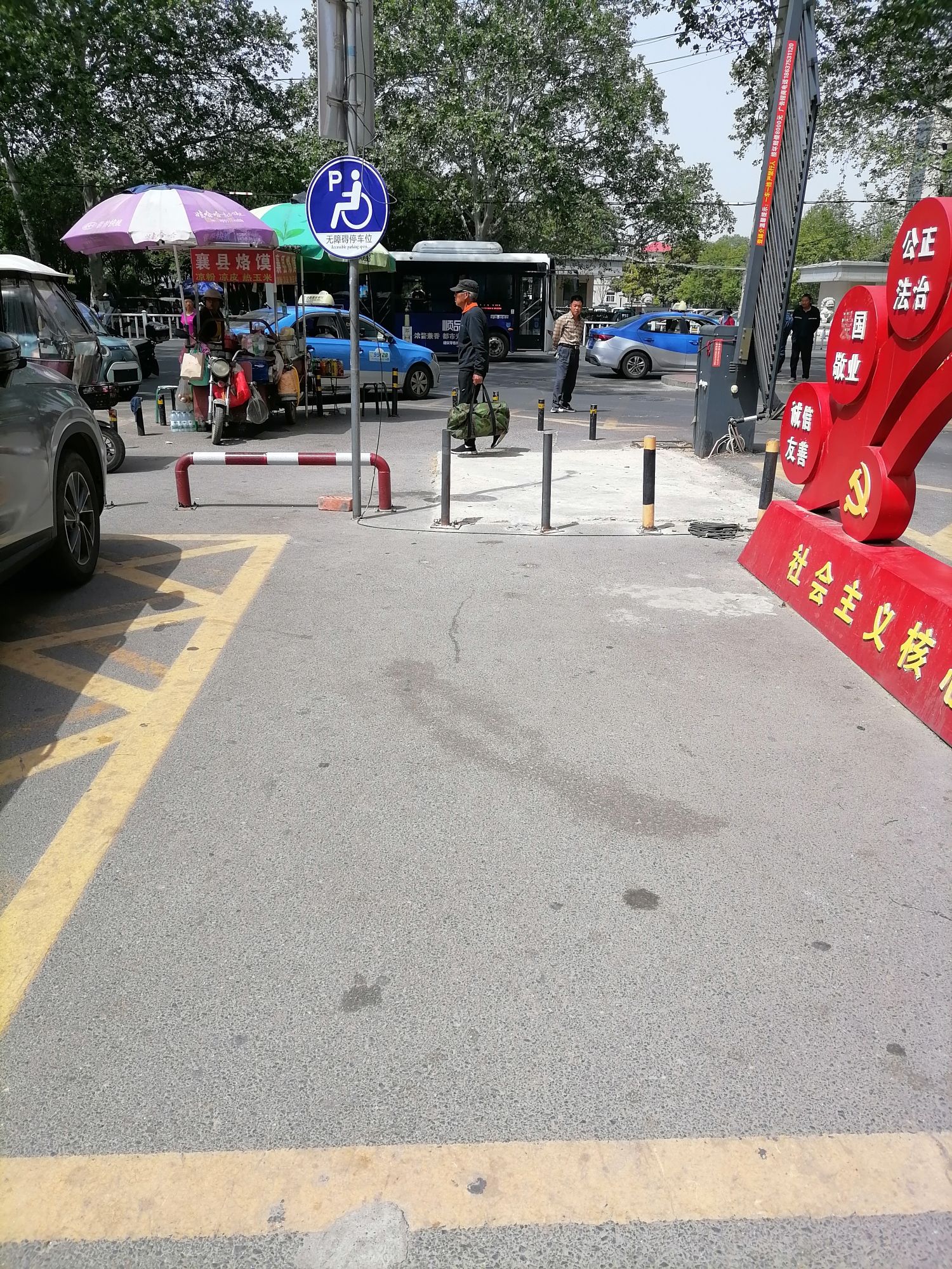 平顶山汽车站地面停车场