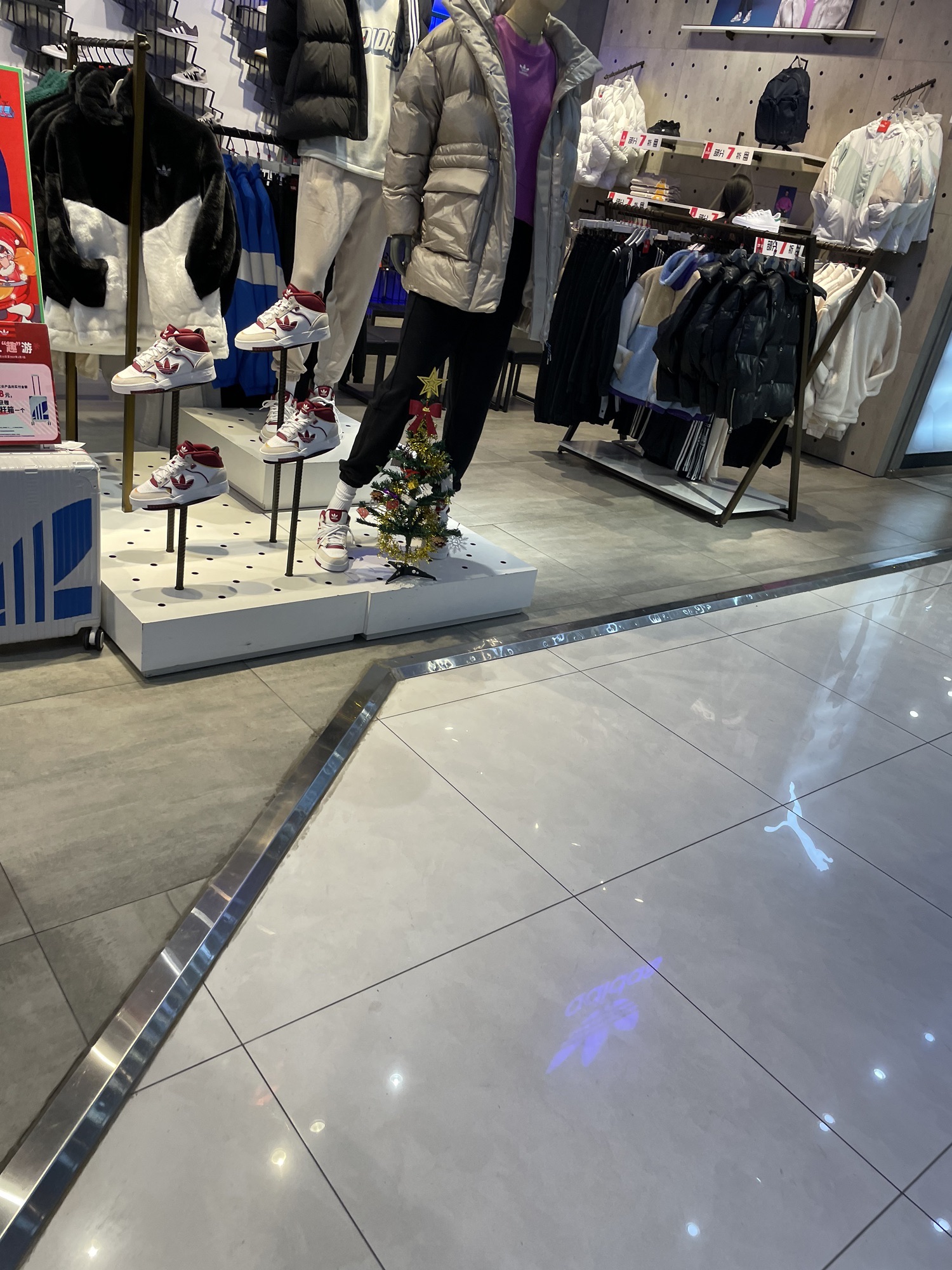 劲浪体育(长江西路二段钻石广场店)