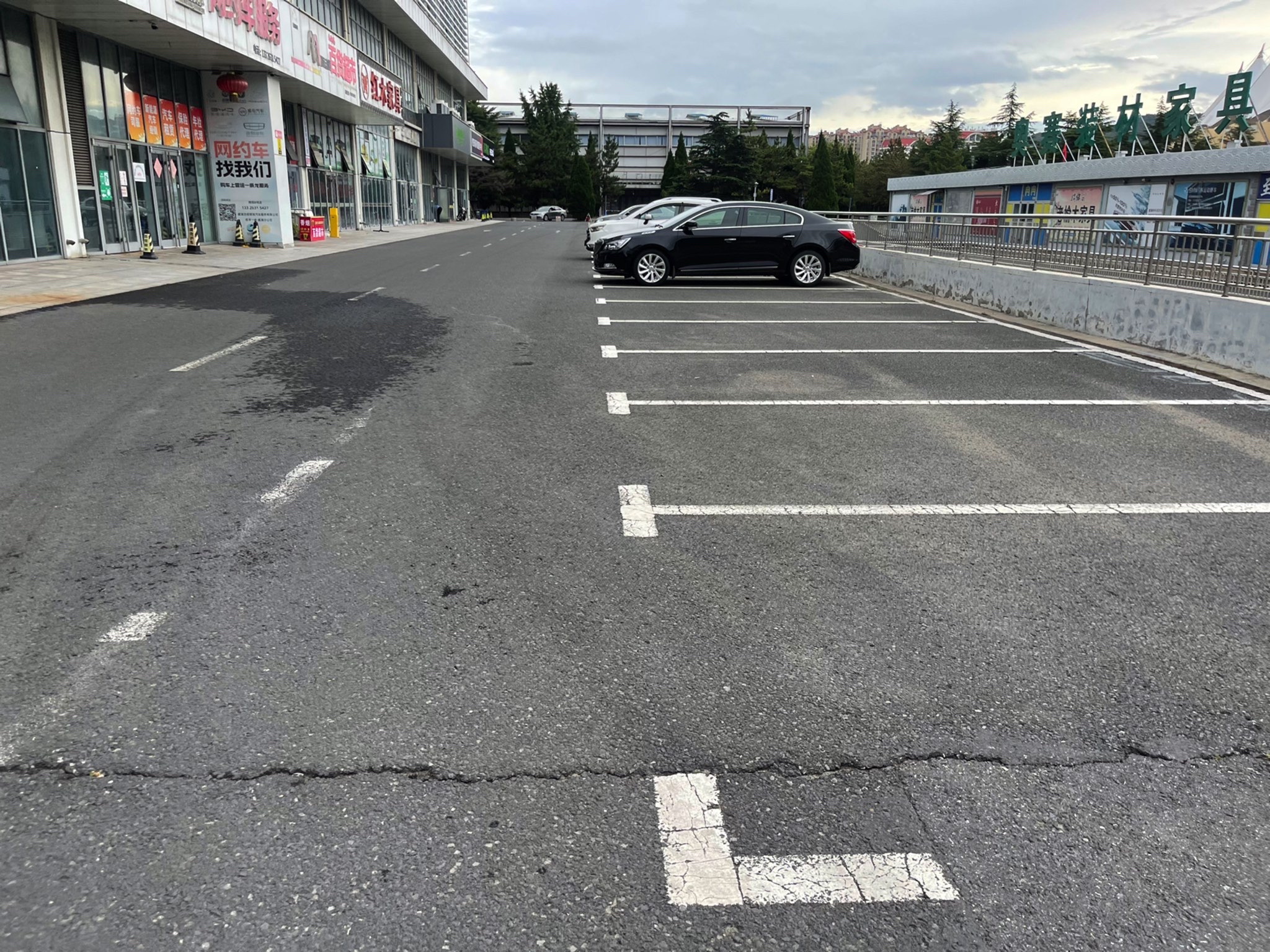 威海体育场停车场
