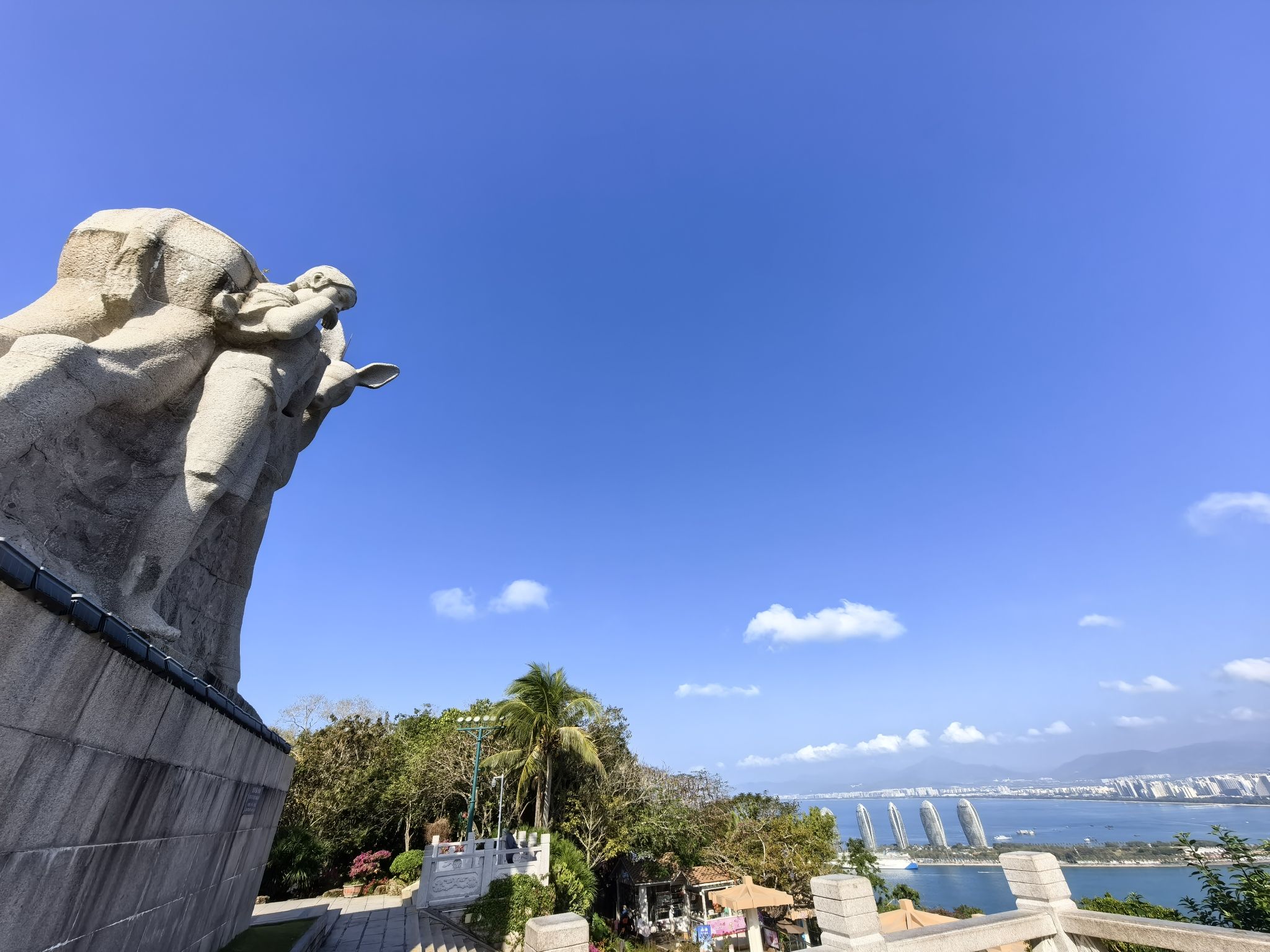 鹿回头雕像