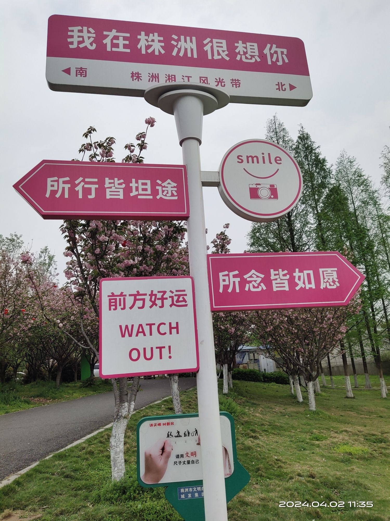 钢琴广场景点图片