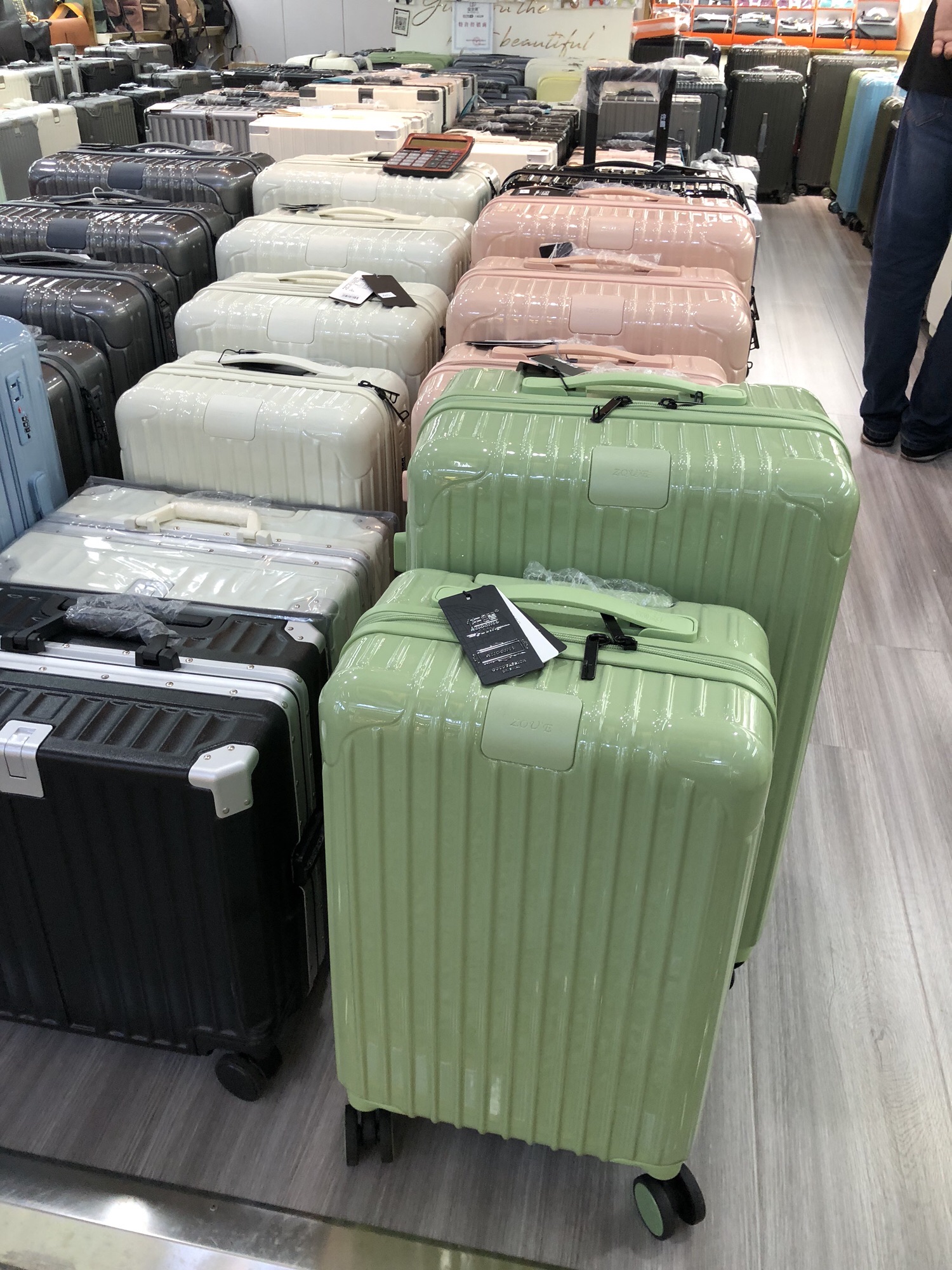 暨济箱包城(沿河大道暨济商城店)