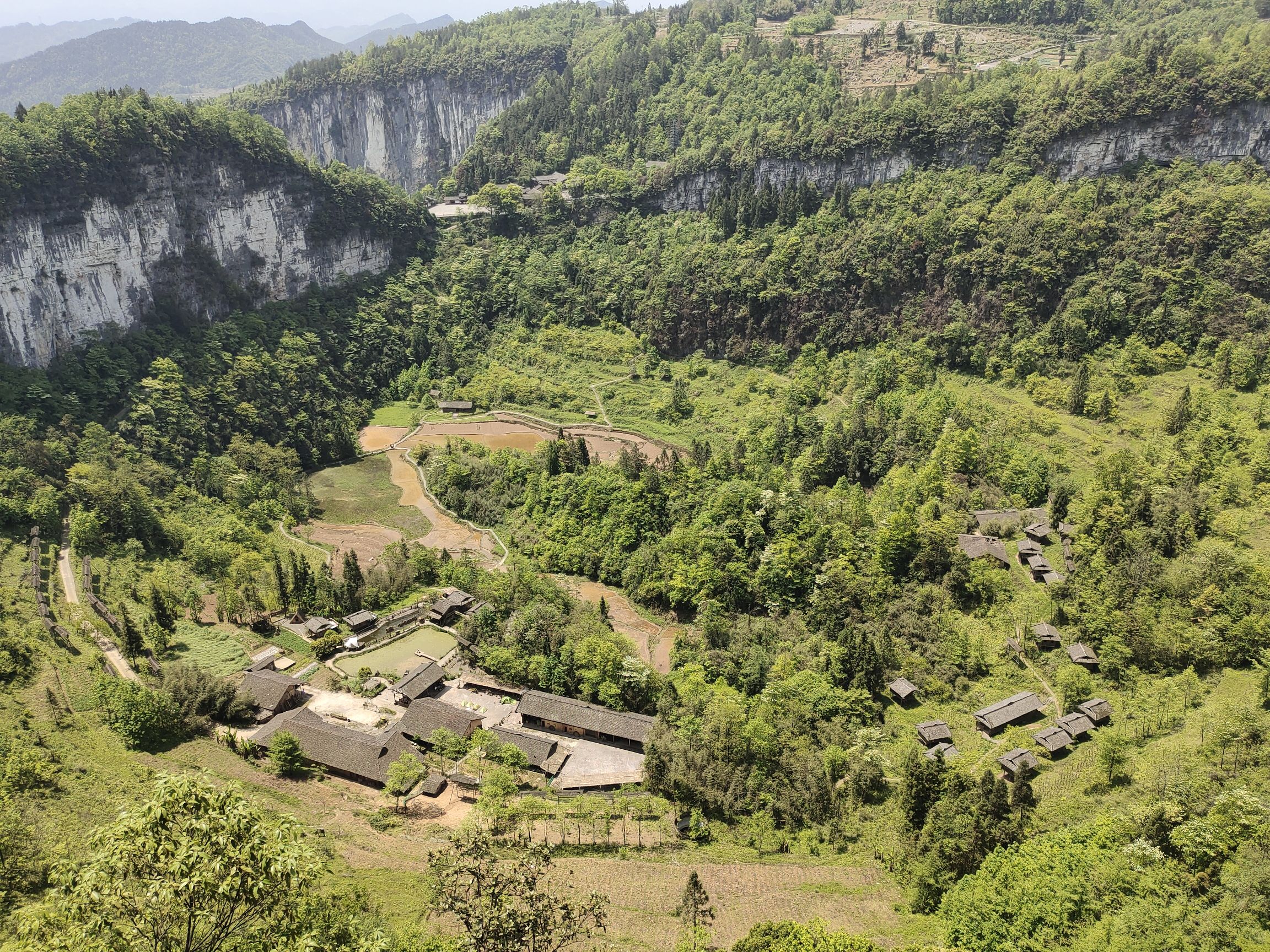 天坑寨子景区