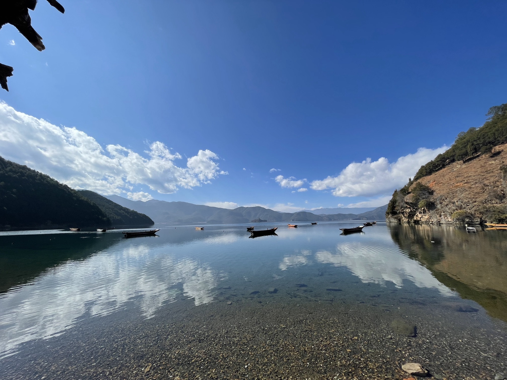 泸沽湖景区-坐猪槽船游湖